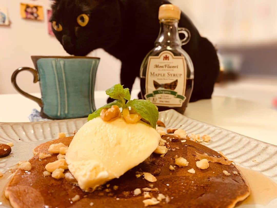 秋山ゆずきさんのインスタグラム写真 - (秋山ゆずきInstagram)「. . コーヒー狙われてる🙀 けっきょく昨日は作らず 今日の朝ご飯になりました🍴  #パンケーキ #焼けたよ #黒猫」7月29日 11時50分 - yuzukiakiyama