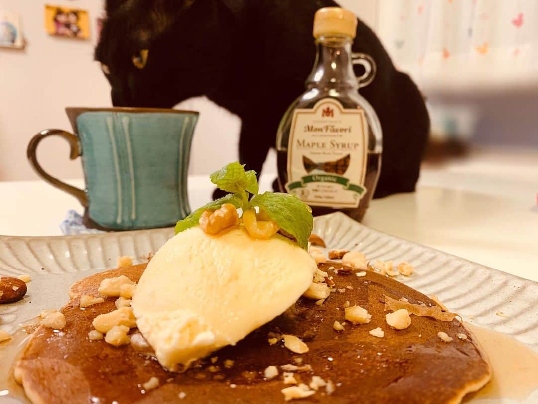 秋山ゆずきさんのインスタグラム写真 - (秋山ゆずきInstagram)「. . コーヒー狙われてる🙀 けっきょく昨日は作らず 今日の朝ご飯になりました🍴  #パンケーキ #焼けたよ #黒猫」7月29日 11時50分 - yuzukiakiyama