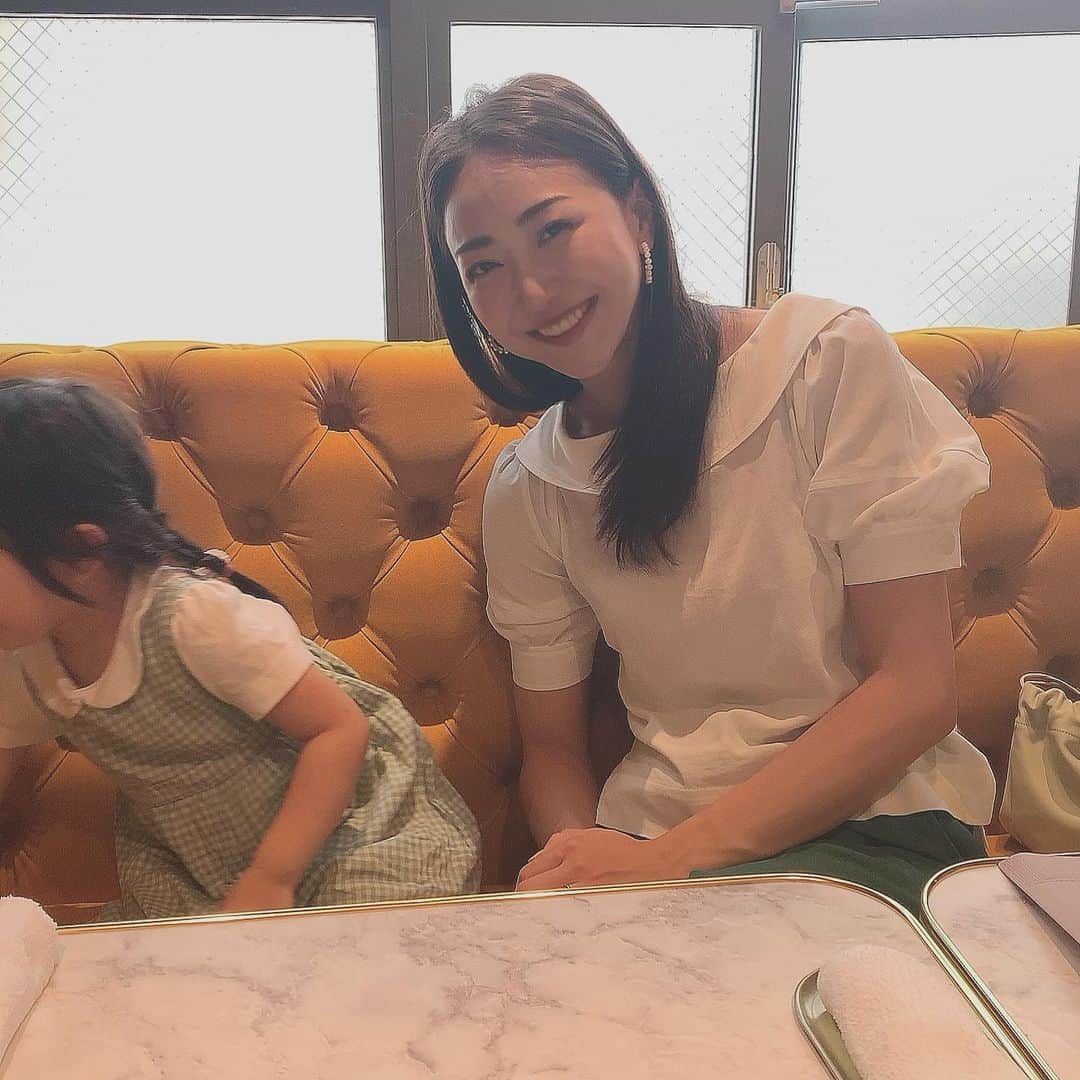 透水さらさのインスタグラム：「皆さんお元気ですかっ﻿ ﻿ 雨☔️すぎる‼️その一言です﻿ ﻿ ﻿ ですが元気でございます🤪﻿ 元気そうな写真をのせてみましたʬʬʬ﻿ そして、日常の夕飯ものせてみました🍚﻿ ﻿ 我が家はおかず多めで、大皿で食べる食卓です。3人なのに﻿ ﻿ なので次の日のお昼にも同じものか、気力があればアレンジしたものが並びます。﻿ ﻿ 早く夏らしい日常になってほしいなと思いつつ、今年は楽しいイベントもほとんど無いのでどうやって過ごそうか悩み中です🤔﻿ ﻿ 皆さん、何して過ごされますか？」