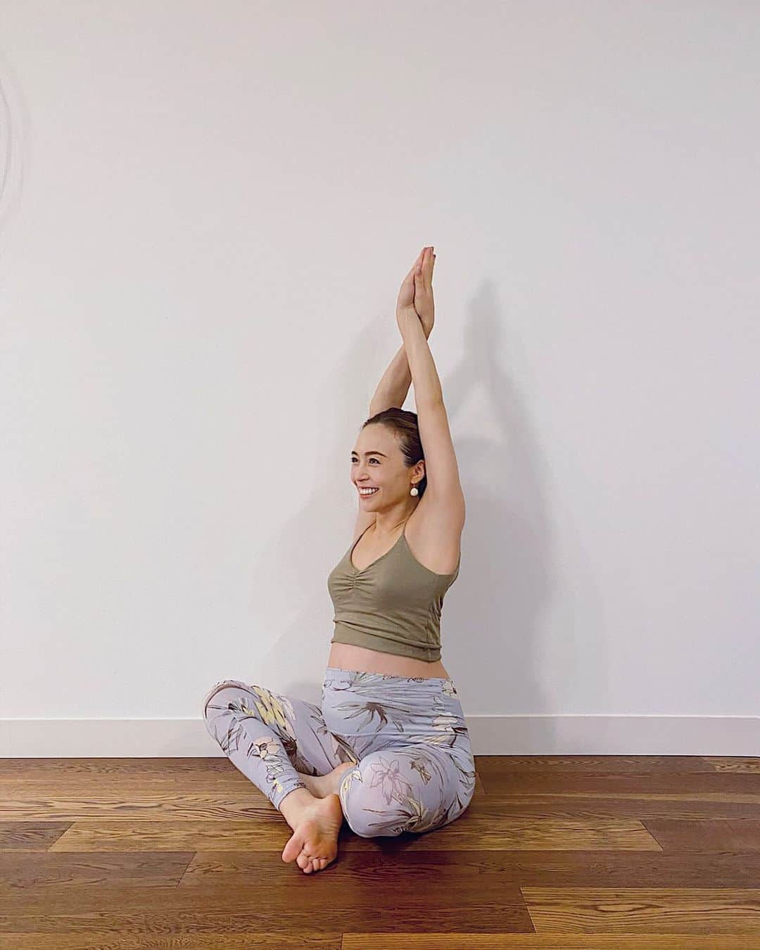 里見茜さんのインスタグラム写真 - (里見茜Instagram)「とにかく妊婦生活は腰に負担がかかりやすい、、、。 なので少しでも身体の負担を取り除きたい時は、頭上で手と手を交差して重ねて、肘を伸ばして左右にストレッチしたり上に伸びたりして胸を開いて 5呼吸ほどキープしてあげるだけで 背中、肩甲骨、腰周りが凄い楽になります⚪️  これはどこでも誰でもできるので本当におすすめ🙏 妊娠前からずーっとやってるストレッチです♡  #yoga#stretch#breathing #maternity #10months #yogini#instructor」7月29日 11時52分 - satomiakane