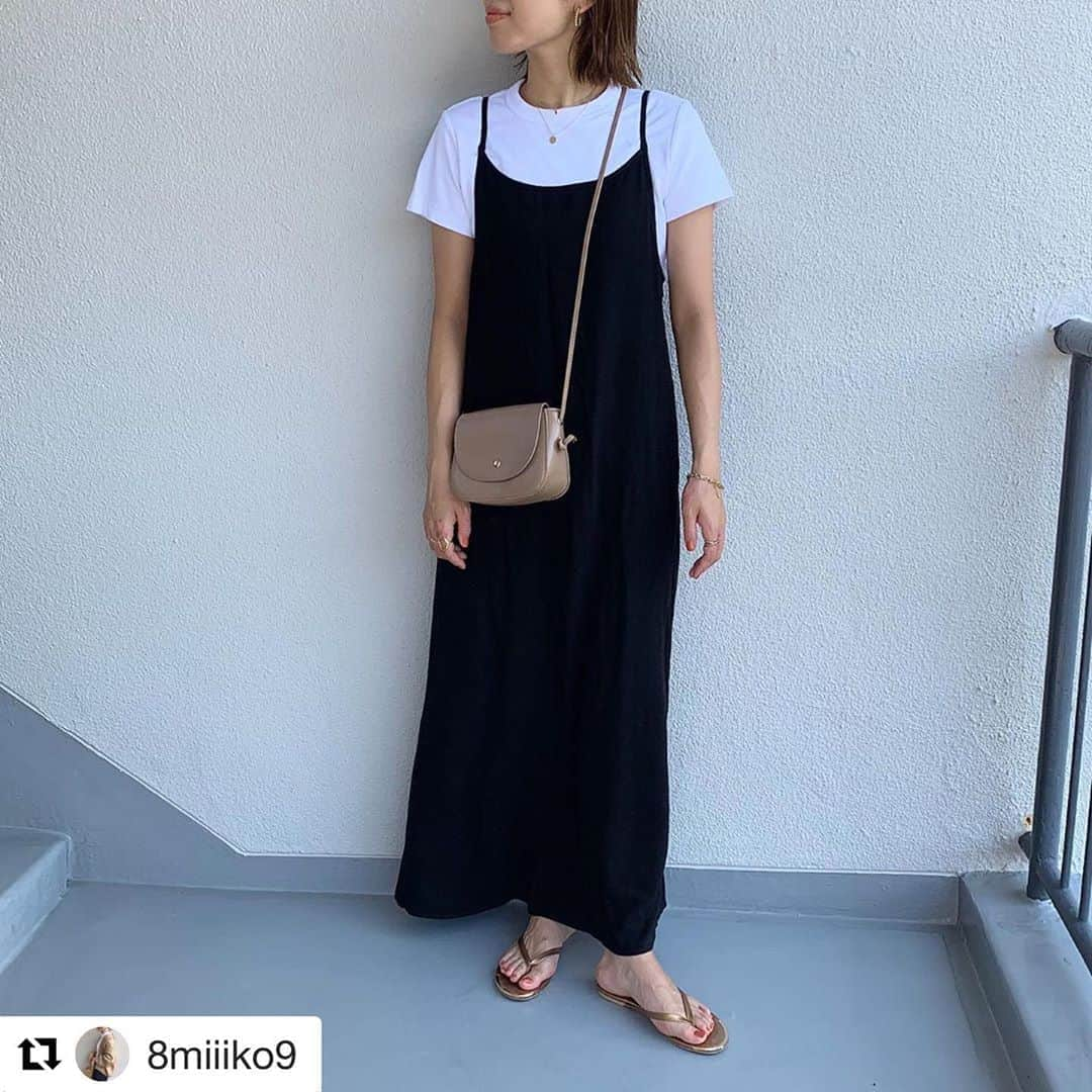 ショップにこにこさんのインスタグラム写真 - (ショップにこにこInstagram)「#Repost @8miiiko9 with @get_repost ・・・ * #code ☺︎ * * #クルーネックt @uniqlo_ginza  #バックオープンキャミワンピース  @reedit_official  #ミニショルダーバッグ @shopnikoniko  #ビーチサンダル @miniajp * * * この丈感最高だよ🙆🏻‍♀️✨ * Mサイズ着用♥ 私の身長163cmくらい👌 * 肩紐で短くもっと長くも可能だよ✨ そして、バックも可愛ええのよ🤤 * * * #fashion #シンプルコーデ #プチプラコーデ #大人カジュアル #韓国ファッション #リエディ#reedit#リエディスタ #minia #夏コーデ #ビーサン #ワンピース #モノトーンコーデ」7月29日 11時54分 - shopnikoniko