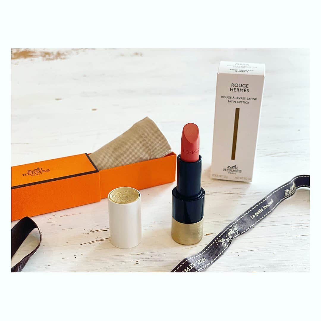 廣瀬規子さんのインスタグラム写真 - (廣瀬規子Instagram)「はぁ、、、オレンジの箱の貴方ってば、 やっぱり素敵なのね🙈💕 ・ @hermes のリップ。 ようやくGet💋 ・ 伸びも良く、色もとっても気に入りました。 ・ 16 ベージュ・タデラクト サティネ ・ #rougehermes  #hermes  #Rouge #lipstick  #cosmetics  #newin」7月29日 11時55分 - noriko_style
