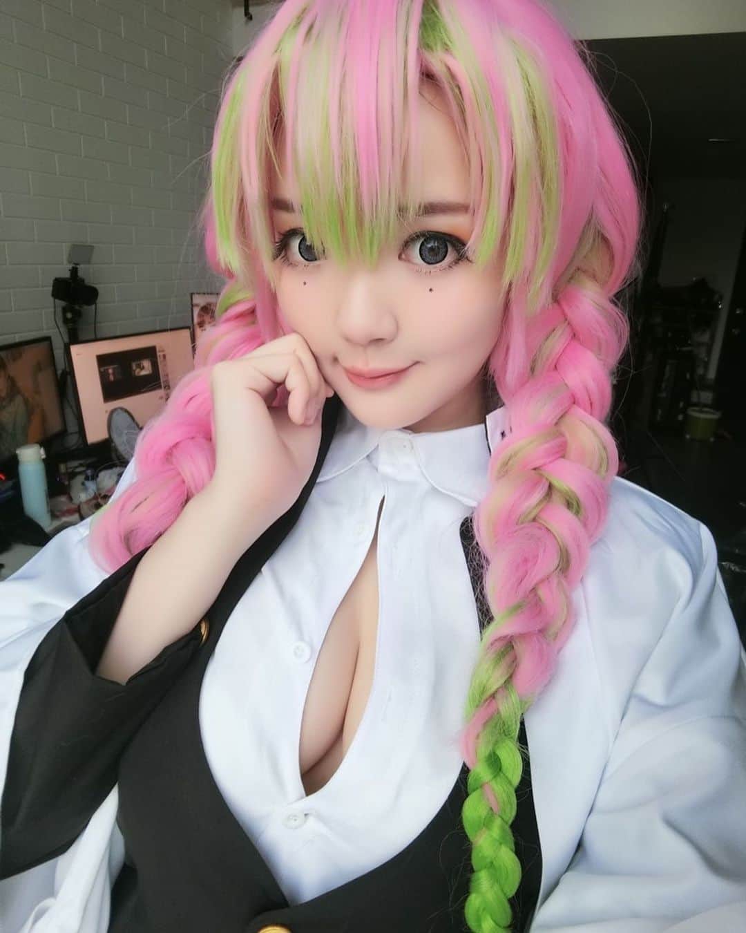 YingTzeさんのインスタグラム写真 - (YingTzeInstagram)「Mitsuri Kanroji 💕✨ Kimetsu No Yaiba  _ Fun Fact : Filmed the Pass The Brush Challenge two months ago and I didn’t have green contact lens for her due to mco~ 😂 I should do a proper photoshoot for her soon ! 🌸 _ #blessed #mitsurikanroji #kimetsunoyaibacosplay #kimetsunoyaiba #demonslayer #mitsurikanrojicosplay」7月29日 11時57分 - yingtze