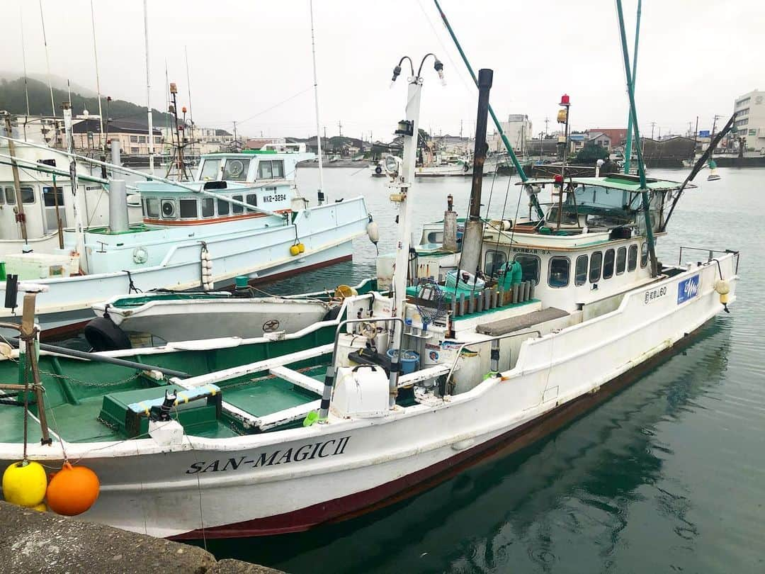 高本采実さんのインスタグラム写真 - (高本采実Instagram)「🎣 本日ルアルアチャンネル放送です☺︎🎣  第304回「広瀬達樹さんと和歌山串本マイクロジギング」  夏に大人気なマイクロジギング（SLJ）‼️  初心者の方もチャレンジしやすく どんな魚が釣れるかもお楽しみな釣り( ´͈ ᵕ `͈ )  タングステンジグで マイクロジギングに挑戦しました🎣✨  梅雨シーズンで雨も降ったりした天候の中 姿を見せてくれた魚たち🐟✨  これぞほんまのオオモンハタも釣れちゃいました😂🧡  そしてなんと！初魚種も釣れましたよ😍 初めて釣れる魚は何故かいつもめっちゃでかくて😂  その魚の正体は... 是非放送をご覧ください(*ﾟーﾟ*)❤︎  ---放送日------------------------------------------- サンテレビ　　7月29日（水）夜10時30分～11時 テレビ愛媛　　7月31日（金）夜26時～26時30分 テレビ神奈川　8月2日（日）朝7時～7時30分 YouTube  8月6日（木） ---------------------------------------------------- . . . #ルアルアチャンネル #釣り番組 #和歌山 #串本 #マイクロジギング #スーパーライトジギング #SLJ #ジギング #jigging #根魚 #ロックフィッシュ #rockfish #オオモンハタ #アカハタ #ハタ #イサキ #オフショア #majorcraft #船釣り #ブンブンイメージガール #釣り #釣果 #釣り好き #釣りガール #アングラー #fishinggirl #钓鱼 #高本采実 #あやみん #ayamistagram」7月29日 12時01分 - ayami__summer