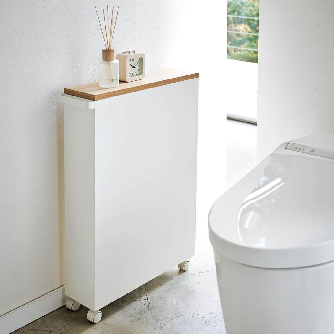 yamazaki_japanさんのインスタグラム写真 - (yamazaki_japanInstagram)「トイレのアイテムをまとめて一括収納。「ハンドル付きスリムトイレラック タワー」のご紹介です。 . トイレットペーパーやトイレ洗剤、除菌シート、スプレー、トイレブラシなどをまとめて収納できるハンドル付きのスリムなラックです。 . ハンドル付きなので移動も楽々。 いつもは見えるように収納して来客時はひっくり返して隠して収納することができます。 隠して収納すれば見た目もスッキリ。天板はスマホなどをちょい置きするスペースとしても重宝します。 . 文庫本や漫画などの収納にも便利。 子供のおしりふきやオムツのストック収納にも役立ちます。 . ■size :約W13×D47.5×H68.5cm（キャスター含む）　■下段：約W12.5×D44.5×H27cm 　中段：約W12.5×D30.5×H15cm　上段：約W12.5×D44.5×H19cm　　下段～中段：約W12.5×D13×H42cm　天板サイズ　約Ｗ13×45cm　■下段：約2kg 　中段：約1kg 　上段：約2kg 　天板：約1kg . --------------------------------- 山崎実業のコラムサイト「Simple Life Lab.」も運営中◎ 暮らしのアイデアや、漫画ヤマクマちゃんなど様々なコンテンツが掲載されています。 是非ご覧ください。 https://www.yamajitsu.co.jp/lab/ --------------------------------- . #home#tower#トイレ#トイレ収納#トイレラック#隠して収納#一括収納#収納術#モノトーンインテリア#整理整頓#整理収納#暮らし#丁寧な暮らし#シンプルライフ#おうち#収納#シンプル#モダン#便利#おしゃれ #雑貨 #yamazaki #山崎実業」7月29日 12時01分 - yamazaki.home.channel