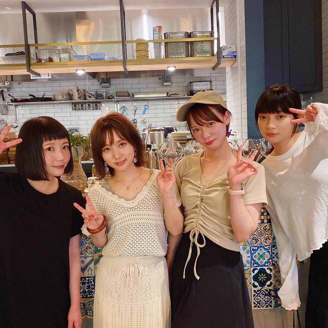 小鳥遊しほさんのインスタグラム写真 - (小鳥遊しほInstagram)「昨日は美女達とごはん☺️ケニックプレゼンツ☺️せっかくなのでメンバー紹介👨‍🍳吉岡里帆ちゃんそっくりで有名な橘ひと美ちゃん( @h1t0mi_0210 )、女優の田中真琴ちゃん( @mac0tter )、アイドルおおいたりんちゃん( @rin__chan0928 )。  みんな可愛くていい子すぎてキュン。 今度はホムパすることに決まりました🍷  食べに行ったお店は森枝シェフのお店チョンプー。詳細は次の投稿にて！！」7月29日 12時11分 - shihotakanashi