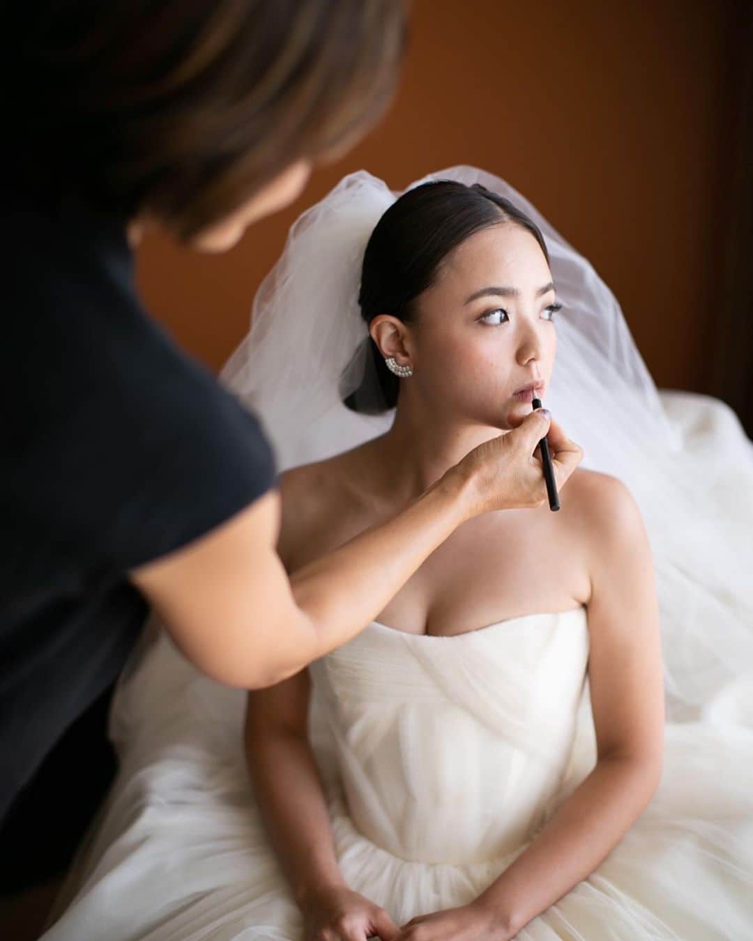 RealWeddingsのインスタグラム：「可愛さの中に凛とした美しさをもつBride .  Planning:@realweddings_hawaii﻿ Photo:@visionarijapan﻿  @jasondengphoto﻿ Hair&Make Up:@machi.hawaii.makeup﻿ Bouquet:@deux_feuille﻿ ﻿ . ﻿.  #ハワイ挙式#ハワイウェディング#ハワイ婚#リゾ婚#リゾ婚ハワイ#海外ウェディング#ハワイ結婚式#プレ花嫁#フォトウェディング#海外挙式#花嫁準備#日本中のプレ花嫁さんと繋がりたい#全国のプレ花嫁さんと繋がりたい#リゾートウェディング#2020秋婚#2020冬婚#2021春婚#結婚式準備﻿ #hawaii#wedding#instawedding#instaphoto#hawaiiwedding#hawaiiweddingplanner#realweddings_hawaii」