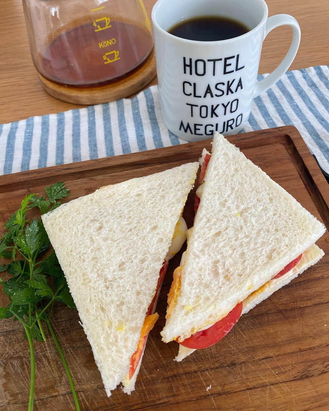 クボタマサヒコのインスタグラム：「🥪適当サンドイッチ&☕️ note更新しました☞ @kubota_masahiko  #sandwich #coffee #hotelclaska #cookanddinehayama #breathercoffee  #coffeeandbooks #books」