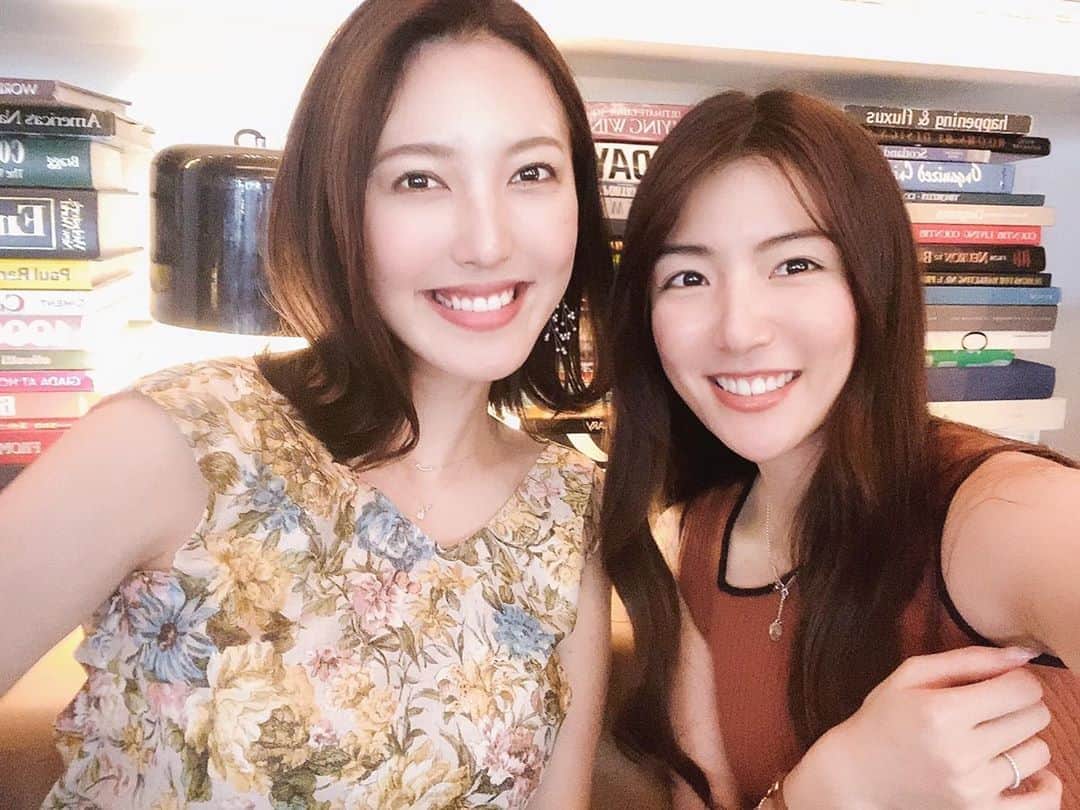 淡輪優希のインスタグラム：「HappyBirthday Yoko&Manami💐 よーちゃんと @yoko.ozawa729 まなみん @manami_miyaji が同じ誕生日だなんてなんだかかわいすぎるーー‼︎ . 2人とも私と出会ってくれて心からありがとう😊💓年を重ねるごとに2人への愛が深まるばかりです。。 まなみんとの写真はついこの前載せたので、よーちゃんとの✌️旅行に行けるようになったら、絶対どっか行こうね！！！会う度に癒しをありがとう〜🌿これからもよろしくお願いします！ #旅好きカップル #happybirthday」