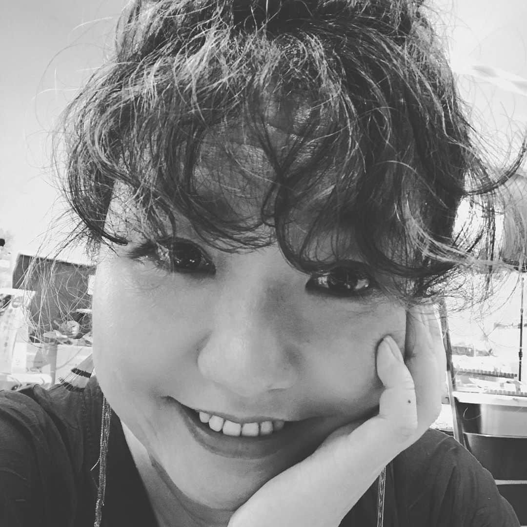 有坂美香のインスタグラム：「もいっちょ #challengeaccepted  from my 幼なじみのReiko から  異国の地で5人の娘達を生んで、育てて！zumbaのインストラクターであるスーパーウォーマン‼️ You are my pride!!!  白黒写真をアップするのは本当は一回だけなんだろうけど、気取ってないのもいいかな　なんてもう一回。  3歳の娘が道端の花を摘んできて、私に渡すとき、まわりにいた人達に、「ママはね、お花あげると笑うんだよ、それだからもしママが怒ったらお花持ってくと笑うよ」　って言ってるのを聞いた時、なんだか　はっとしました。  なんにせよ　笑顔でいる事が一番なんだなと  愛は笑い、笑いは愛。」