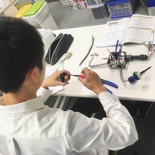 日本工学院さんのインスタグラム写真 - (日本工学院Instagram)「ロボット科の学生が「第二種電気工事士」の試験へ向けて、技能試験の自主練習をしていたときの様子です😁 本番の試験で焦らないように、覚えたことを反復練習しました😌 . . 「#日本工学院」をチェック！！ 学生が投稿したリアルな日常風景を見ることができますよ！ . . #nihonkogakuin #専門学校 #日本工学院八王子専門学校 #日本工学院専門学校 #教職員投稿写真 #ロボット科 #若きつくりびと #ロボット工学 #ロボコン #ロボット #エンジニア #プログラミング #機械 #技術 #設計」7月29日 12時32分 - nihonkogakuin