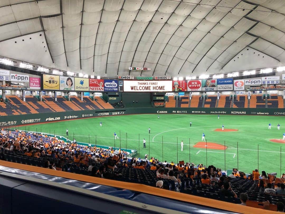 佐藤由季さんのインスタグラム写真 - (佐藤由季Instagram)「おかえりなさい⚾️ 完全にとは言えないけれど… ファンの皆さんの拍手、笑顔、気配、 やはり野球というスポーツに欠かせない 大切な1ピースだということを 身を持って感じた昨日の東京ドーム 今シーズン初の有観客試合でした🥺 勝利の喜びも何倍にもなりますね🙌 #THANKSFANS  #WELCOMEHOME  #WITHFANS  東京ドームの対策もより万全に！ 私も準備を万全に！ 今日も#日テレジータス  14:00〜巨人練習中「直生」 17:00〜GIANTSプレゲームショー 場内リポートを担当させていただきます🎤 ちなみに・・・  私たちも近くで向き合うことがないように かなり遠いカメラから写していただいている ので実は台の上に乗って試行錯誤しています お見苦しい点もあるかもしれませんが ご理解いただけたら幸いです🙇‍♀️ #giantsPP  #東京ドーム  #有観客試合 スタート #感謝  #感激  #ファン の皆さんの姿 #直生  #プレゲームショー  #試行錯誤の日々  #まさかパンアップされているとは 😂 #場内リポート  #フリーアナウンサー  #佐藤由季」7月29日 12時32分 - yukisato0710
