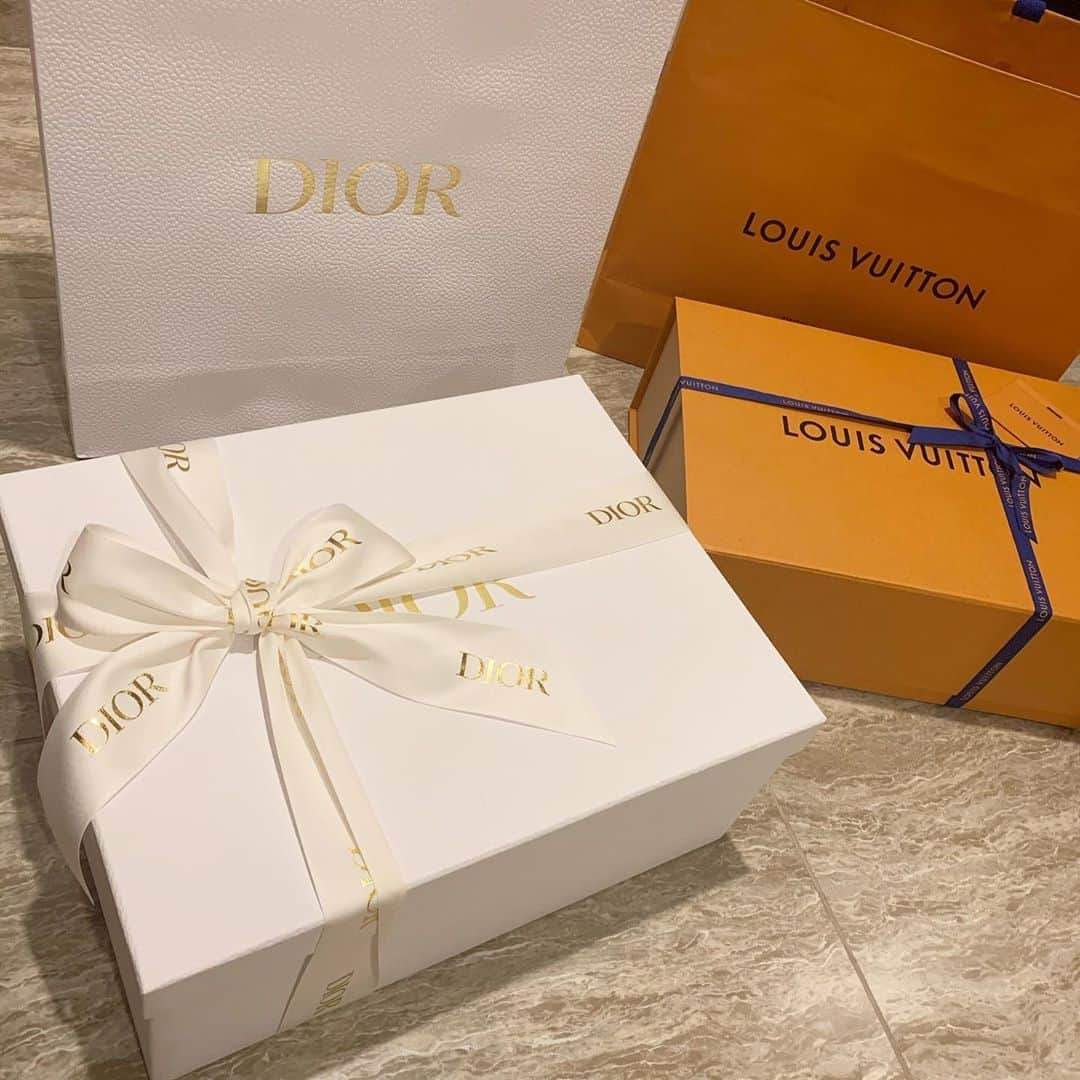 姫奈のインスタグラム：「. . . バケットハットたち👒💕 見つけて可愛すぎて即買いした😌 可愛すぎて早く被りたい🕊✨ 旦那さんに被せてみたら 私より全然似合っててわらた🤣👏 一緒に使うことにする🤣✨✨ . . . #dior #louisvuitton」