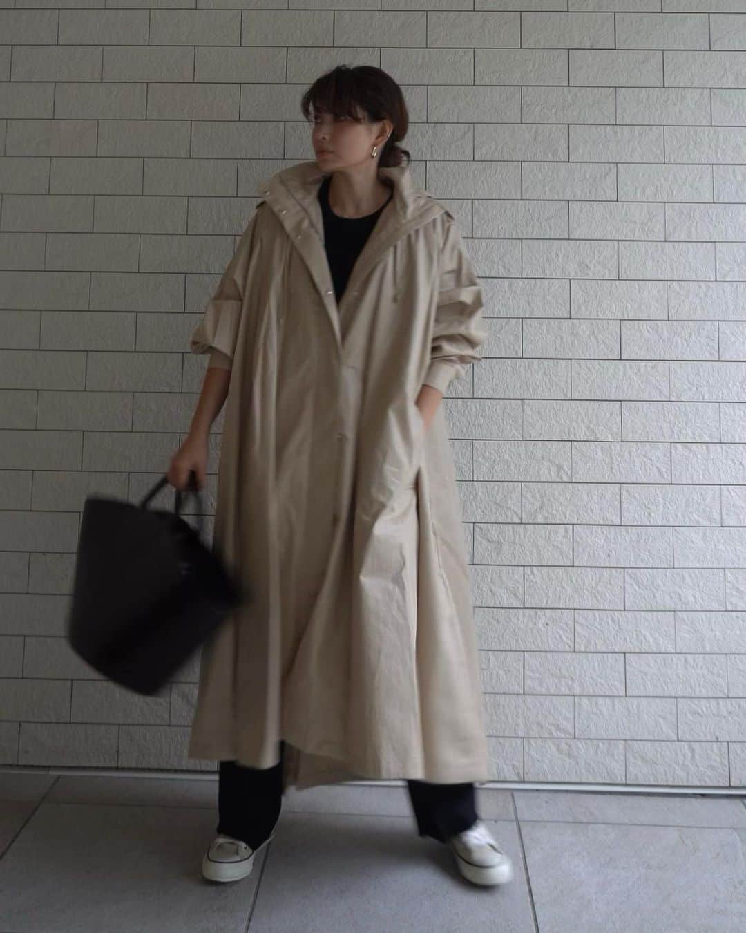JUNNAさんのインスタグラム写真 - (JUNNAInstagram)「７月３０日発売  #コットンロングライトブルゾン (ハッシュタグをタップしていただくと スタッフみんなのスタイリングがご覧いただけます)  企画会議でサンプルをひと目見た瞬間 可愛いー！ とみんなの声が上がったアイテム。  コットンに見えないコットン100％のアウター🌿 コットン素材にコーディングを施し レザーの様な見え感に...  軽いのにしっかり見え！ カジュアルだけどカジュアル過ぎない 大人カジュアルアウターです。  #etretokyo #2020ETRE_AW」7月29日 12時45分 - junna