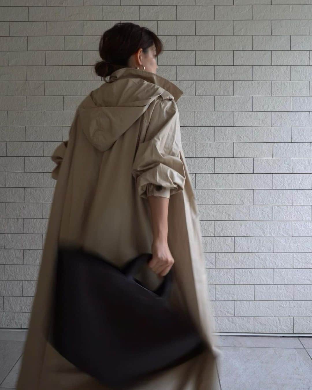 JUNNAのインスタグラム：「７月３０日発売  #コットンロングライトブルゾン (ハッシュタグをタップしていただくと スタッフみんなのスタイリングがご覧いただけます)  企画会議でサンプルをひと目見た瞬間 可愛いー！ とみんなの声が上がったアイテム。  コットンに見えないコットン100％のアウター🌿 コットン素材にコーディングを施し レザーの様な見え感に...  軽いのにしっかり見え！ カジュアルだけどカジュアル過ぎない 大人カジュアルアウターです。  #etretokyo #2020ETRE_AW」