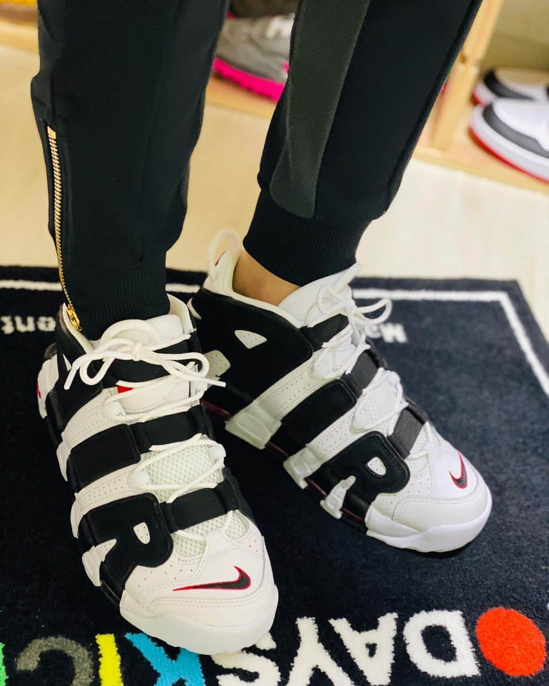 森彩奈江のインスタグラム：「今回のミタスニーカーズさんのデジタルドレスコードは…﻿ ﻿  「Jordan Brand or Nike Sportswear の私的名品バスケットシューズ」👟﻿ ﻿ ⭐️NIKE AIR MORE UPTEMPO ⭐️﻿ ﻿ 先日手に入れたばかりですが、モアテンは私的名品バスケットシューズの１つです🦓✨﻿ ﻿ 今回のエアジョーダン1 のカラーは、絶対欲しい😭﻿ ﻿ 当たりますように✨﻿ ﻿ #mitasneakers #ms_ddc_20200801j #nike #moreuptempo #ミタスニーカーズ #ナイキ #スニーカー好きな人と繋がりたい #家スニ #デジタルドレスコード #当選祈願 #ナイキラボ #オリヴィエルスタン #トラックパンツ #nikelab #olivierrousteing」