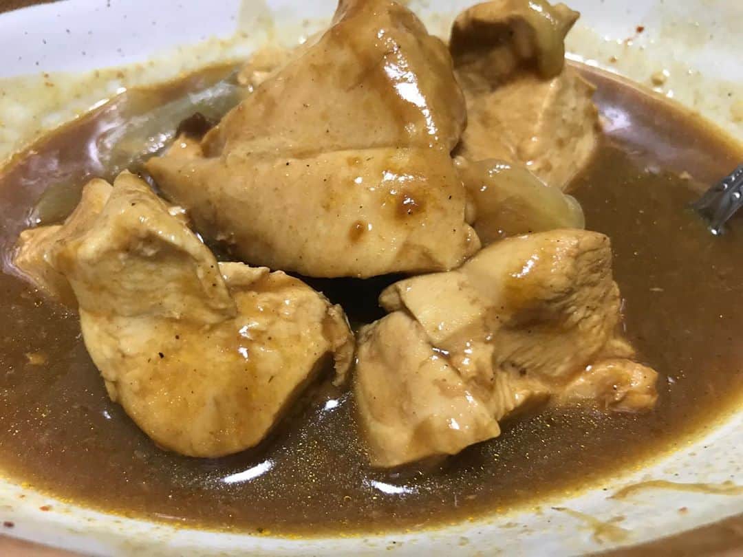 石川修司のインスタグラム：「今日のお昼ごはん。 鶏胸肉と玉ねぎのみのカレー #巨人のグルメ」
