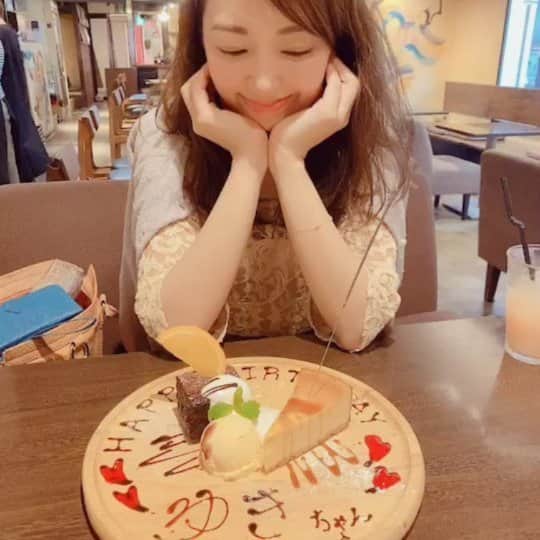 杉山由紀子のインスタグラム：「みのりと💛 もう出会って何年だ！？ってかんじ(*´ー｀*) * 最初の出会いはひょんなところだけど、 こうやってお互いに時間を共有するの嬉しいです💗💗💗 * みのり(^-^)ありがと❤️ * * #長年の付き合い #出会いは必然 #ありがとう #BD #cafe #shibuya #渋谷 #カフェ」