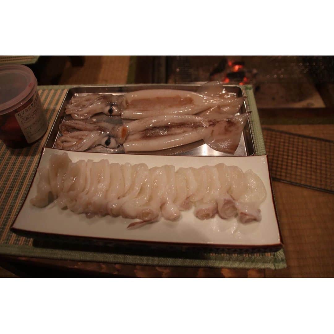 北野貴之さんのインスタグラム写真 - (北野貴之Instagram)「囲炉裏生活、何日目だ。 毎日、炭から火をおこして、囲炉裏で炉端焼き夕食。 サザエ、タコ、刺身も自分達でさばきます。  #海の島生活#囲炉裏生活」7月29日 12時53分 - takashi_kitano