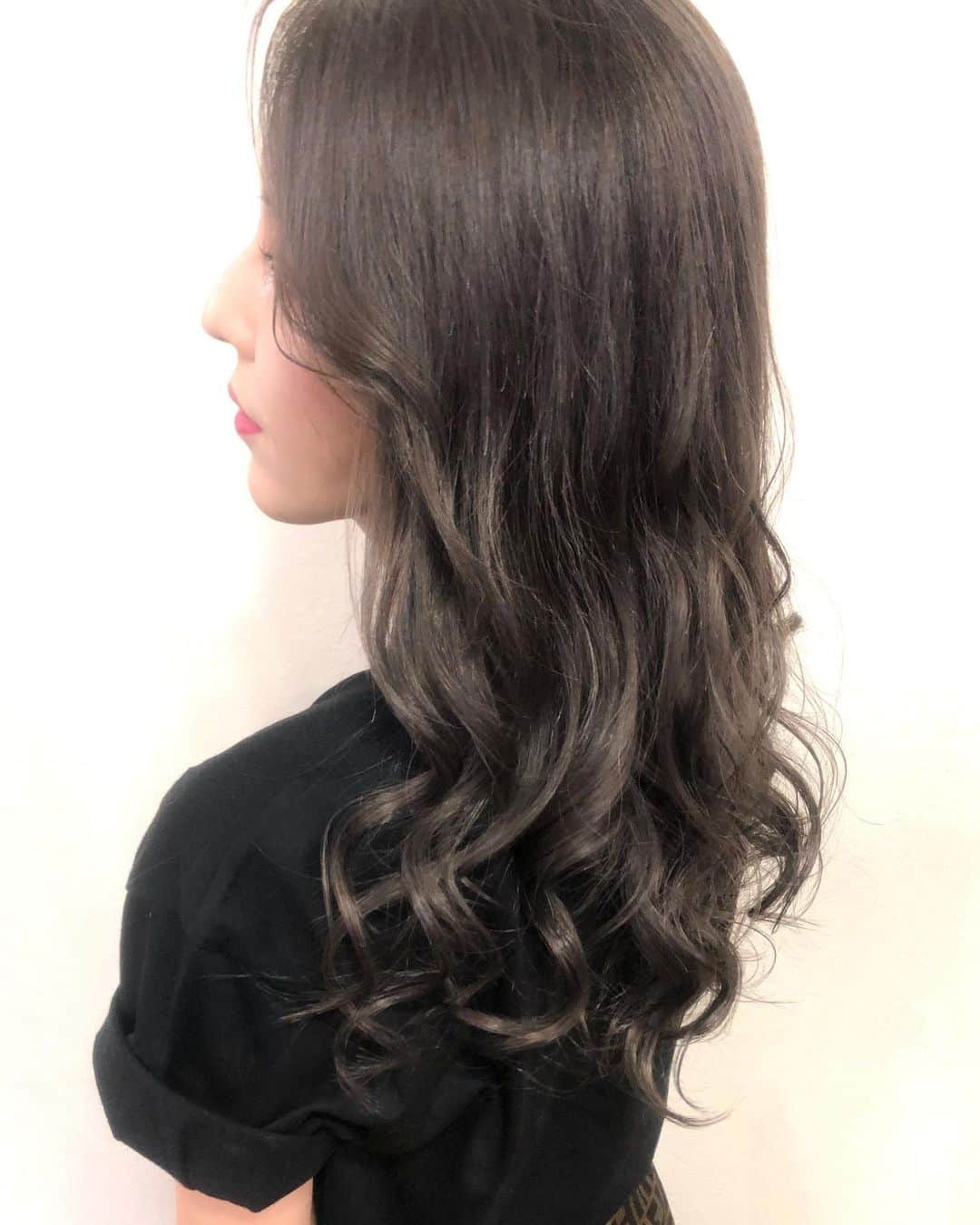 salon PRATiNO(サロンプラチノ)のインスタグラム：「.  大人気イルミナカラー💃🏾 落ち着いたトーンなのに柔らかな抜け感があり、重くなりすぎないイマドキカラーに💁🏼‍♀️💕 N.トリートメントでダメージをしっかりケアして、ツヤ感とサラサラ感をプラスしました🧚‍♀️🌟  .  .  【CLAVIS PRATINO】 ◇月曜日～土曜日 10:00～20:00 ◇日曜日 10:00～18:00  ※定休日なし ※時間外はお問い合わせください。 愛知県名古屋市中区錦3-4-19石垣ビル７Ｆ ☎︎052-962-7017 . #hairstyle #hair #cornrow #braids #clavispratino #spiralperm #pratino #hairsalon #nagoya #haircolor #love #派手髪 #外国人風カラー #バレイヤージュ #グラデーション #コーンロウ #ブレイズ #スパイラルパーマ #特殊ヘア #ブラックヘア #美容室 #ヘアサロン #ヘアスタイル #ヘアカラー #クラビスプラチノ #名古屋 #栄 #錦」
