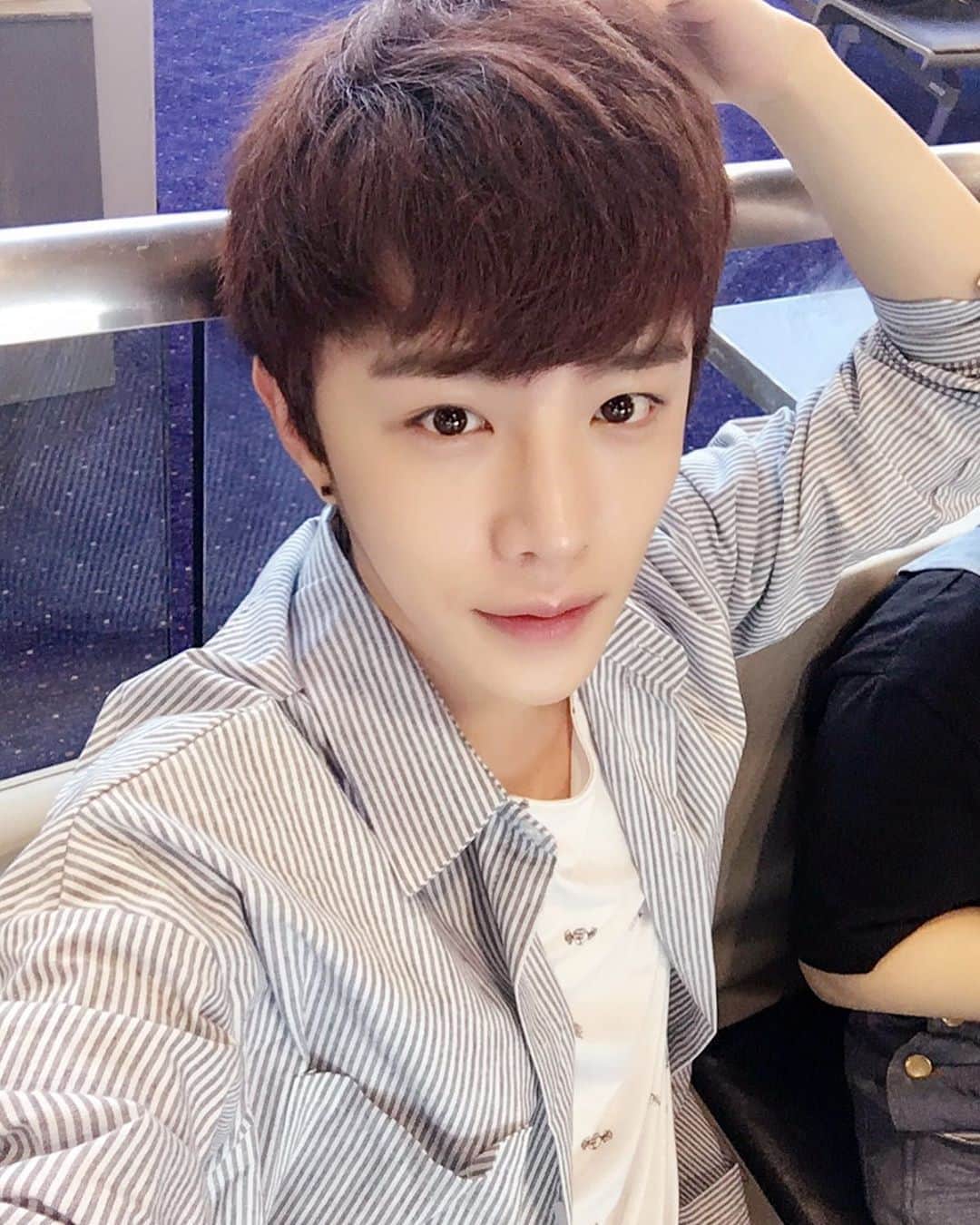 ユソンのインスタグラム：「머리에 손올리고 셀카찍는게 버릇인가봐요😊 . . . #장마 #여름 #셀스타그램 #성수동 #셀픽 #셀키꾼 #데일리 #일상 #데일리룩 #성수동맛집」