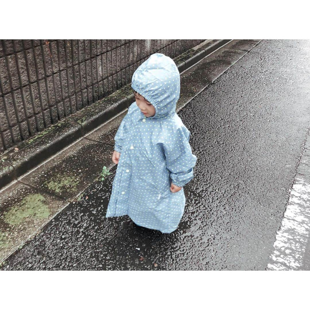 Saoriさんのインスタグラム写真 - (SaoriInstagram)「👶ああこの雨がこのままずっと降れば〜♪  🙄もう帰ろうよ…」7月29日 13時06分 - saori_fujisaki