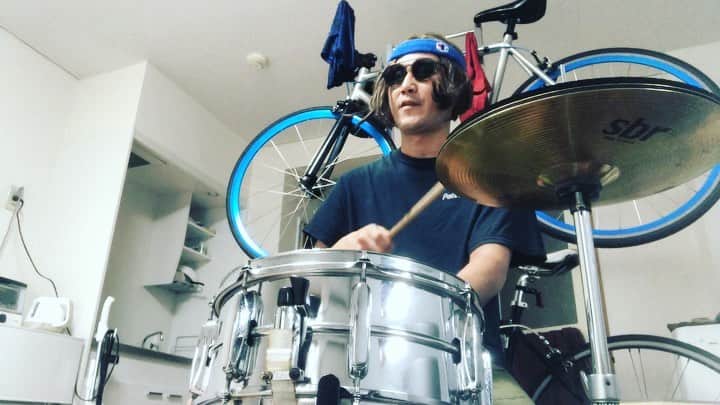 おたこぷーのインスタグラム：「ドラム漫談　スイマセンBEAT #ドラム #おうち時間 #おたこぷー #梅雨」