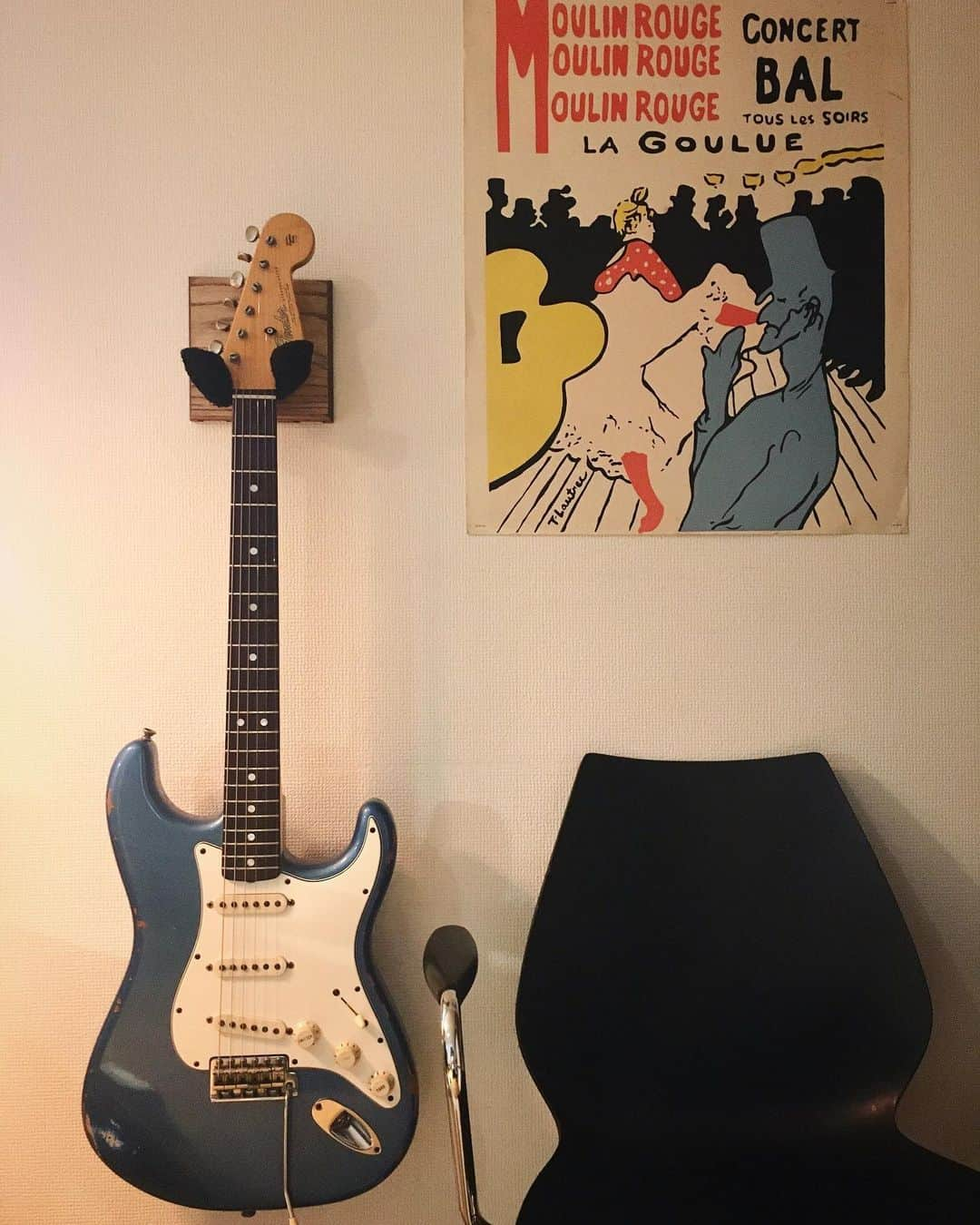 砂川一黄のインスタグラム：「My new gear. #renoguitarhanger #ays31g #kartell #maui #vicomagistretti #moulinrouge #fender #fendercustomshop #lakeplacidblue #fenderstratocaster」