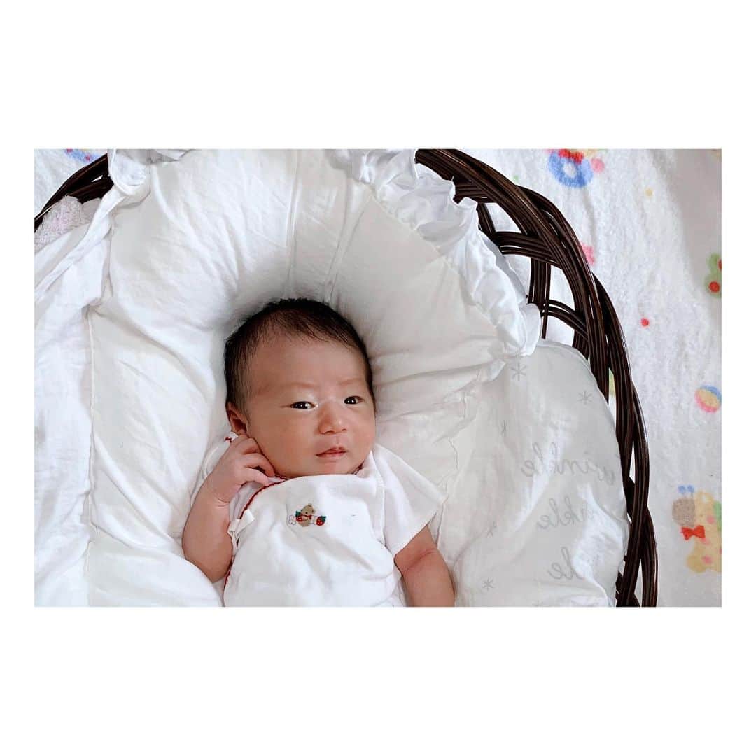 庄村奈津美のインスタグラム：「👶🏻 @smilebaby_kts でも ご報告しましたが😇 ・ 7/15に女の子を出産しました👶🏻💗 今日で出産から2週間。 いやー、毎日眠いです😂笑 ・ ここ数日は夜泣きが多く。 眠気と戦いながら娘をあやしてます🤱🏻 ・ ・ そんな中でも、 気持ちよさそうに寝ている姿は癒し❤️ ・ 母の手を握りながら眠る娘✊ 安心したのかなーー💓 私は思わずカメラを回しました🤳🏻😍 ・ ・ 今は実家で両親の助けを存分に借りながら 娘との時間を過ごしています❣️ #昨夜は母が抱っこすると泣き止んだ #毎日母に甘えてばかり  #母のチカラは偉大  ・ ・ ---------------------- 🎥寝顔の動画、よかったらみてね👶🏻 #おくるみは上片平さんからのプレゼント #6月の特番でプレゼントしますって言ってて #本当に我が家に届きました💓 #うれしい贈り物😆 ---------------------- ・ ・ #庄村母になりました #どんな子に育つかな #今は夜泣きで毎日寝不足だけど #ゆっくり我が子と触れ合いながら #子育てしています #いろんな意味で寝顔が癒し❤️」