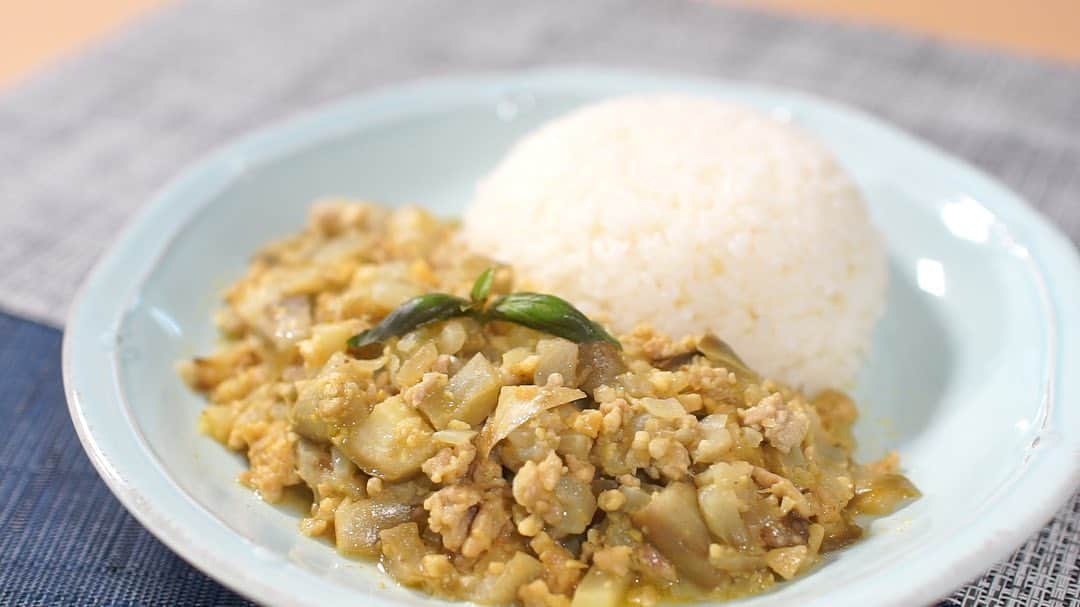 馬場裕之のインスタグラム：「白ナスカレー🍛  ＜材料＞(2人分) 白ナス1本（普通のナスの皮を剥いてでも） 玉ねぎ1/2個 ニンニク1片 ショウガ1片 オリーブ油適量 カシューナッツ50g 鶏ひき肉200g 塩適量コショウ適量 カレー粉大さじ1 ご飯適量 バジル適量  レシピは 『ごちそうマエストロ』 で検索してみて下さいね😁  #新しい日常  #一緒にやってみよう #おうちごはん  #吉本自宅劇場  #馬場ごはん」