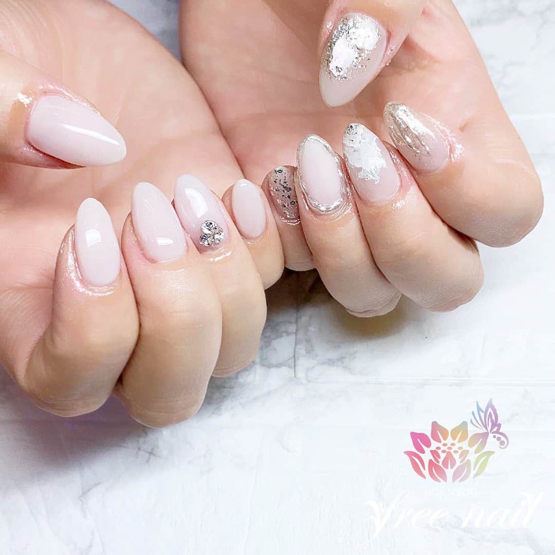 free nail フリーネイルのインスタグラム：「. お客様ネイル💅🏻🐚 . くすみホワイトネイル🤍✨ . アシメでおしゃれに🌝✨ . ▶︎▶︎▶︎スワイプして動画も見てね☝︎🎬✨ . ご来店ありがとうございました🙇🏻‍♀️🙇🏻‍♀️🙇🏻‍♀️💗 . #ネイルアート #ジェルネイル #ネイルサロン #大阪ネイルサロン #ネイルデザイン #ネイルチェンジ #アシメネイル #アシンメトリーネイル #くすみネイル #ニュアンスネイル #ホワイトネイル #くすみカラーネイル #シンプルネイル #大人ネイル #デザインネイル #トレンドネイル #ロングネイル #夏ネイル #summernails #nailsart #nailsdid #美甲 #日式美甲 #日式美甲胶 #日本美甲师 #日本美甲老师 #美甲上课 #日本胶 #フリーネイル #freenail」