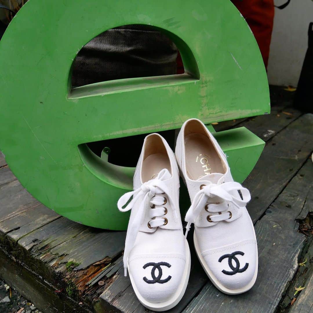 Vintage Brand Boutique AMOREさんのインスタグラム写真 - (Vintage Brand Boutique AMOREInstagram)「Vintage Chanel CC canvas sneakers 👟  Size 35 This item is  only available at the store but we accept orders by DM. Please DM us if you are interested in the item!   ▶︎Free Shipping Worldwide✈️ ≫≫≫ DM for more information 📩 info@amorevintagetokyo.com #AMOREvintage #AMORETOKYO #tokyo #Omotesando #Aoyama #harajuku #vintage #vintageshop #ヴィンテージ #ヴィンテージショップ #アモーレ #アモーレトーキョー #表参道 #青山 #原宿#東京 #chanel #chanelvintage #vintagechanel #ヴィンテージ #シャネル #ヴィンテージシャネル #シャネルヴィンテージ #amorewardrobe #アモーレワード」7月29日 13時25分 - amore_tokyo