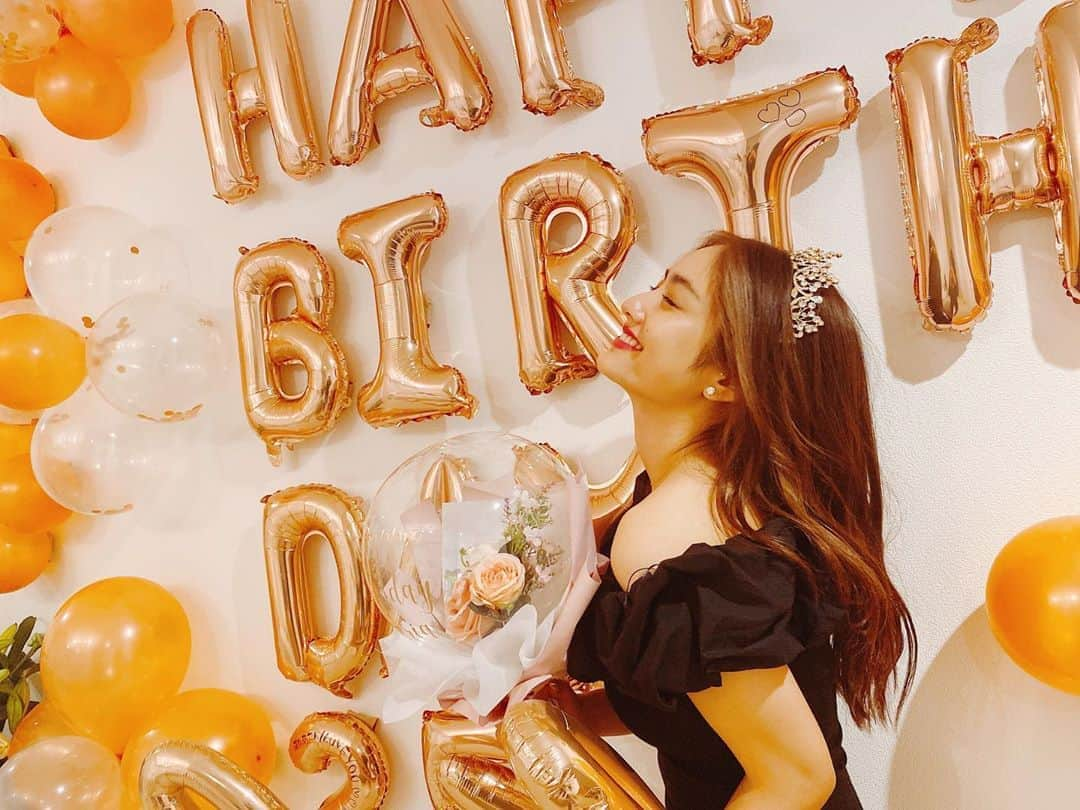 谷まりあさんのインスタグラム写真 - (谷まりあInstagram)「7月28日に25歳になりました🥺🎂🎂 とってもとっても幸せな一日を過ごせました🤤🤤大好きな人たちと過ごして、インスタ開くとみんなからのお祝いメッセージが届いてて。。って幸せの連続すぎて溶けちゃいそうな1日でした🤤🤤♥️  いろいろと大変なこの時期、、私は何ができるのかなぁといろいろ考えながら、誕生日までの数日過ごしたんだけど、応援してくれるみなさんに笑顔でいてほしい、毎日を楽しく過ごしてほしい、その一部になりたい、笑顔とか幸せを届けたい！が私の答えでした☺️☺️🎂  みんなで楽しいとか幸せを作りたいなぁって思った時に、私のファンの皆さんには人を悲しませたり、裏切ったり、傷つけたりじゃなくて、、人を笑顔にしたり、勇気を与えたり、人に対して思いやりをのある人でいて欲しいなぁ。。と思って。。。誕生日だからお願いきいてね？🥺🌹🌹  長くなってしまいそうなので、、25歳の私の抱負は愛の溢れた一年にするです！でもそれって自分が周りの人達を愛すのがまず先かなって思うので、いつもそばにいてくれる家族や、お友達を大事に、自分のことも大事にして愛の溢れる年にしたいなぁと思います❤️みんなへの愛はまりまりスマイルを通して送りたいと思います🥰💕🌹受け取ってね😘  たくさんのメッセージありがとう25歳のまりあもよろしくねん❤️投稿してくれてるのみるね❤️  Love🌹👸🏼」7月29日 13時25分 - mariaaaa728