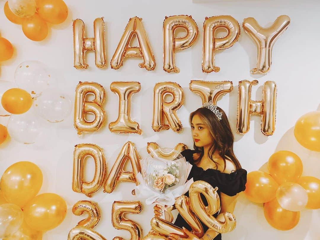 谷まりあさんのインスタグラム写真 - (谷まりあInstagram)「7月28日に25歳になりました🥺🎂🎂 とってもとっても幸せな一日を過ごせました🤤🤤大好きな人たちと過ごして、インスタ開くとみんなからのお祝いメッセージが届いてて。。って幸せの連続すぎて溶けちゃいそうな1日でした🤤🤤♥️  いろいろと大変なこの時期、、私は何ができるのかなぁといろいろ考えながら、誕生日までの数日過ごしたんだけど、応援してくれるみなさんに笑顔でいてほしい、毎日を楽しく過ごしてほしい、その一部になりたい、笑顔とか幸せを届けたい！が私の答えでした☺️☺️🎂  みんなで楽しいとか幸せを作りたいなぁって思った時に、私のファンの皆さんには人を悲しませたり、裏切ったり、傷つけたりじゃなくて、、人を笑顔にしたり、勇気を与えたり、人に対して思いやりをのある人でいて欲しいなぁ。。と思って。。。誕生日だからお願いきいてね？🥺🌹🌹  長くなってしまいそうなので、、25歳の私の抱負は愛の溢れた一年にするです！でもそれって自分が周りの人達を愛すのがまず先かなって思うので、いつもそばにいてくれる家族や、お友達を大事に、自分のことも大事にして愛の溢れる年にしたいなぁと思います❤️みんなへの愛はまりまりスマイルを通して送りたいと思います🥰💕🌹受け取ってね😘  たくさんのメッセージありがとう25歳のまりあもよろしくねん❤️投稿してくれてるのみるね❤️  Love🌹👸🏼」7月29日 13時25分 - mariaaaa728