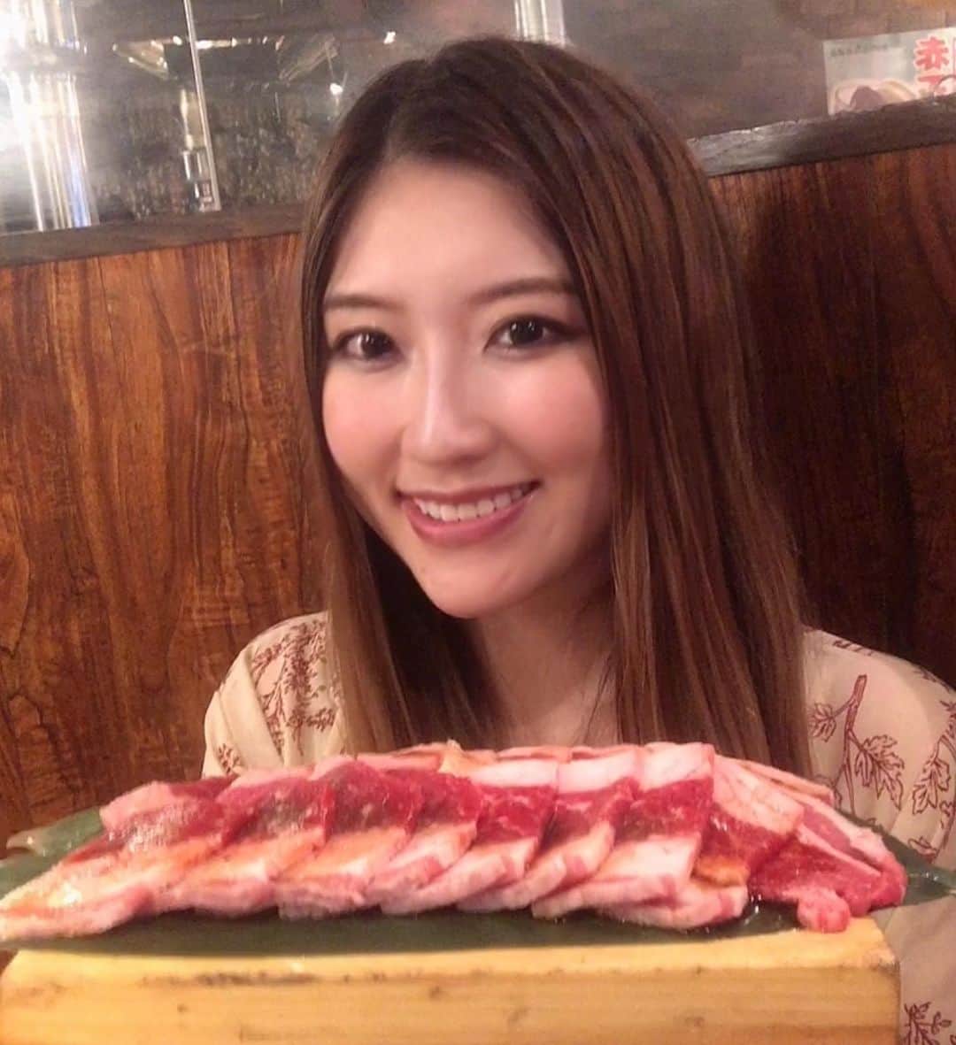 松丘雪那さんのインスタグラム写真 - (松丘雪那Instagram)「. お父さんの誕生日祝いに @kurotetsu.seiseki に行って来たよー！ ここは本当におすすめ！！！プライベートで私出没すると思う😂 美味しすぎて、うちの家族こんな食べるっけ？ってぐらい食べました😂 最近食べ放題でもあんまり食べないから食べないと思ったら美味しすぎて止まらなくなったらしい😂 私の笑顔を見ればわかる通り、美味しくて幸せになれます。笑 . ここまで読んだみんな！ 最後まで写真をすわいぷ！ この最後のタレにレモンを少し入れると最高に美味しいの！！！！！ 鉄分はビタミンと取ると吸収率アップだからもう一石三鳥くらい！ ほんとおすすめだから黒テツさんみんな行ってみてね！ 私もチートデイ作ってまたいく〜💓 . . . , ,   #第一弾 #誕生日祝い ##焼肉黒テツ #聖蹟桜ヶ丘焼肉 #黒テツ聖蹟 #聖蹟食べ放題 #pr #トリドリベース #焼肉 #美味しすぎる #焼肉大好き #焼肉大好きな人と繋がりたい #肉💓 #モデル #タレント #幸せ #笑顔 #yummy #happybirthday #yakiniku #japan #japanese #model #smile #happy」7月29日 13時33分 - yukina.23na