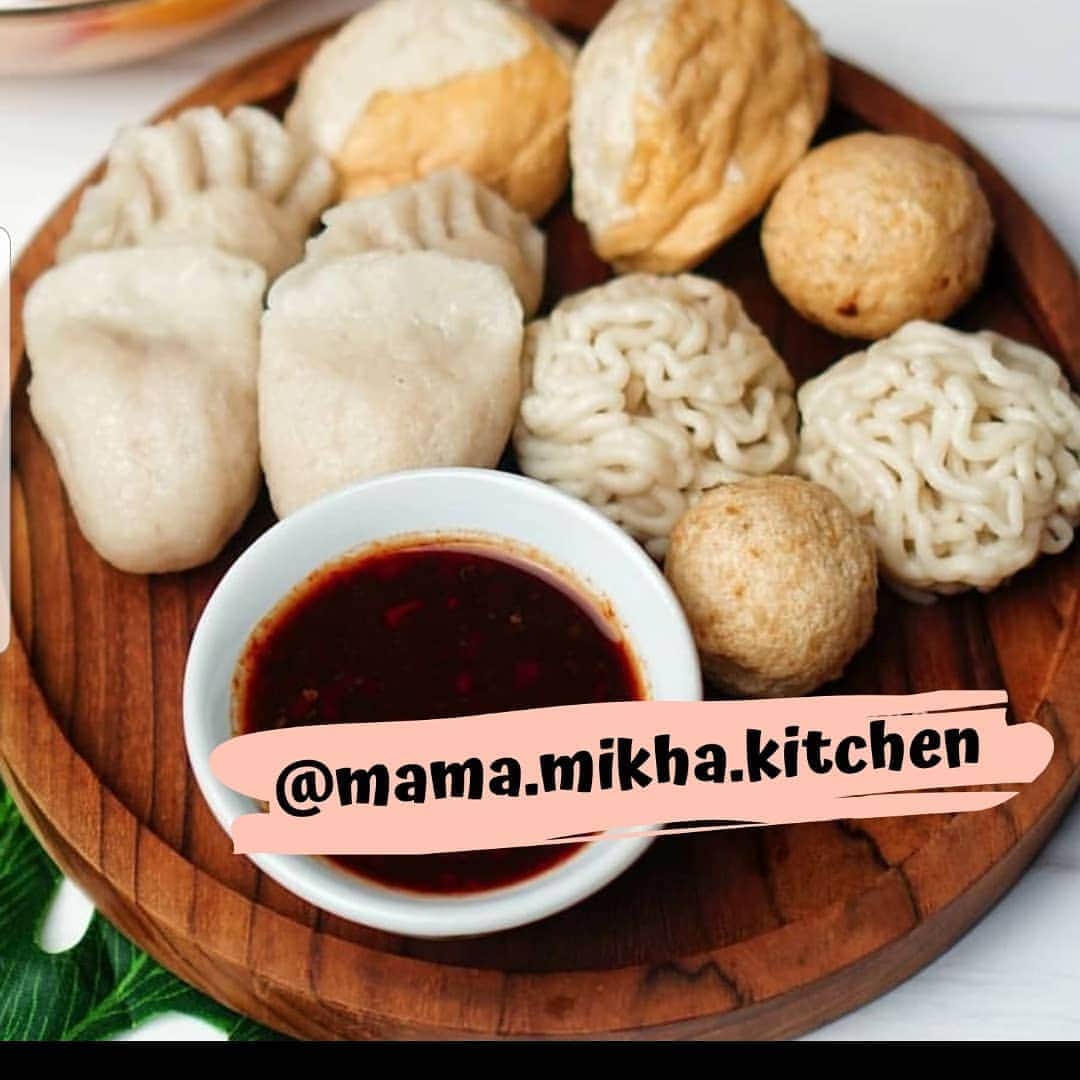デビー・スサントのインスタグラム：「Kangen makanan rumah tapi ngak bisa pulang kampung 😭 Mau ngemil enak di mall tapi masi takut kemana mana 😒 karena itu akhirnya mama mikha kepikiran untuk produksi sendiri aja karena lebih aman dan terjamin kebersihannya 👌👌 Nah mendingan makan pempek @mama.mikha.kitchen aja 🤤 tinggal stock di kulkas kapanpun mau makan tinggal goreng deh ❤ yuk buruan order pempek  @mama.mikha.kitchen 🤤😊👌 #debbysusanto #pempekpalembang #pempek #palembang #celimpungan #pindangpatin #makananpalembang #wongkitogalo #homemade」