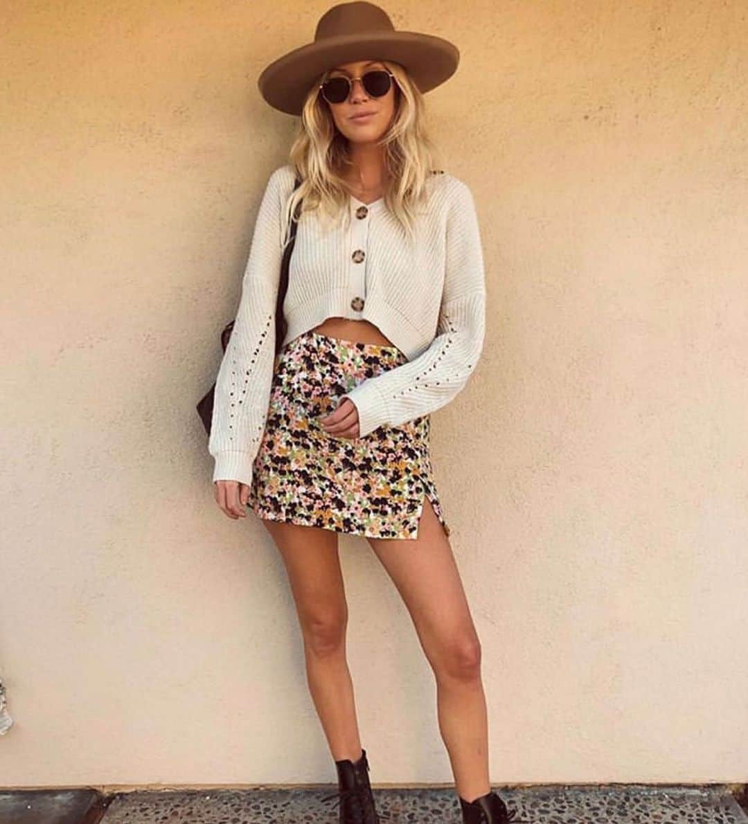 ブルーライフのインスタグラム：「@thesaltyblonde is quarantine chic in the scarlett cardi 🤍 on sale now xx #shopplanetblue」