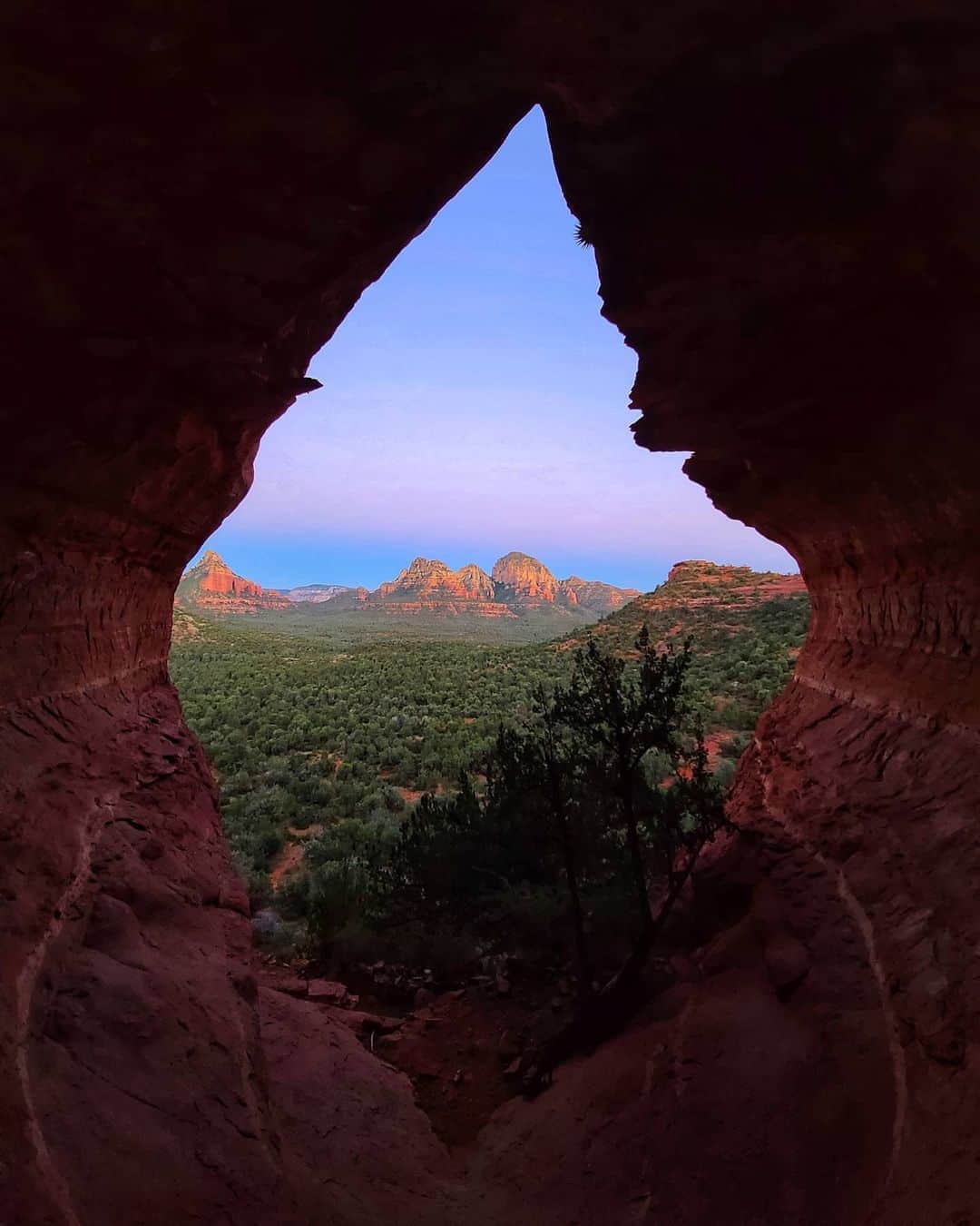のインスタグラム：「#birthingcave in Sedona. Can't believe I made it here!!!!! It was breathtaking. Nature is beautiful💙💚💜 自然は本当に美しい🥰  #sedona #7pm #nature #beautiful」