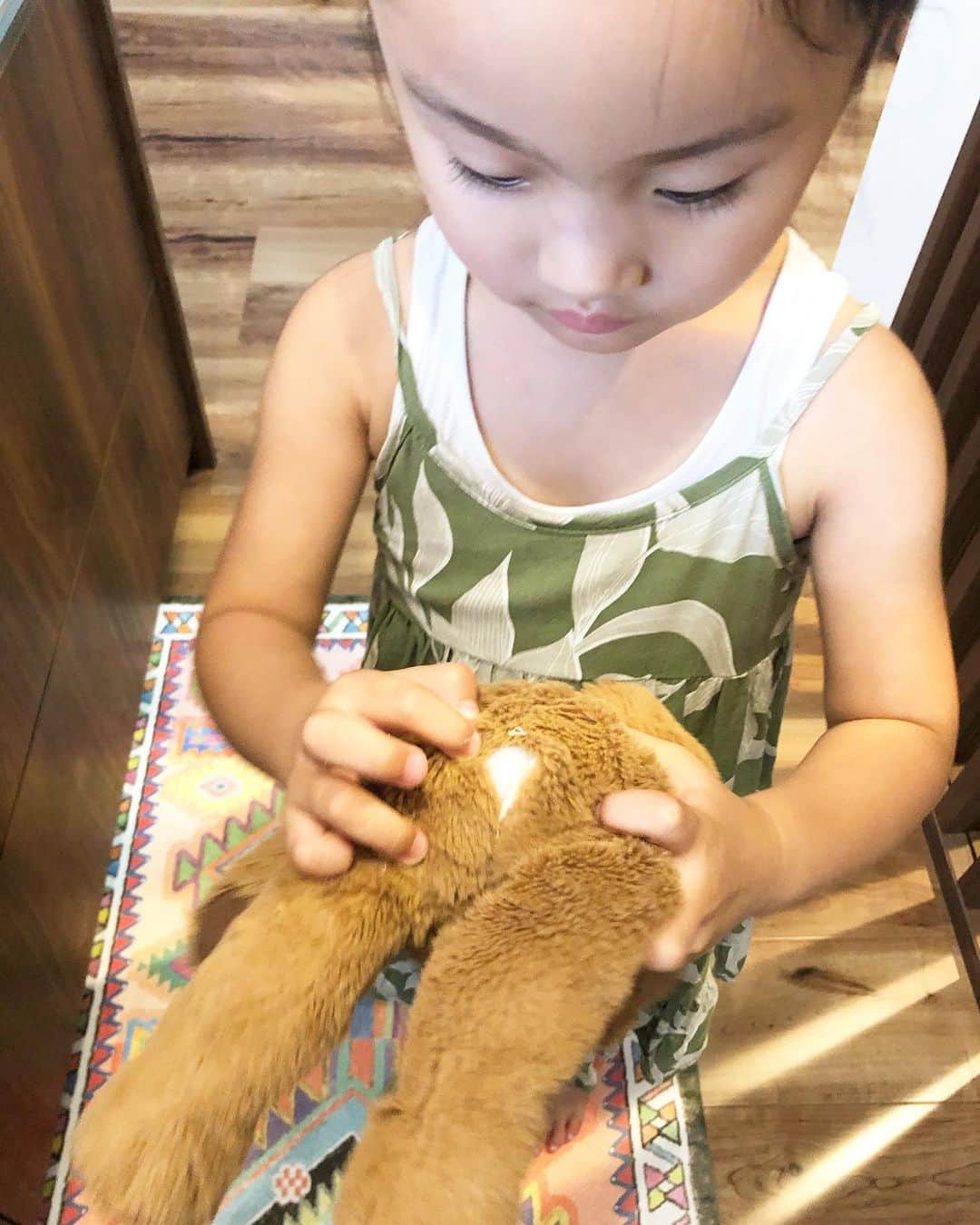 のインスタグラム：「私はとにかく裁縫が苦手です。 苦手というか全く得意じゃない。 絶対やりたくない。（笑） 裁縫系は全ておばちゃん(姉)かプロにお任せします。 大事なくまちゃんのお尻は無事におばちゃんが手術して成功しました。 でめたしでめたし。 動画の最後の悲しそうなキス。 愛しい。」