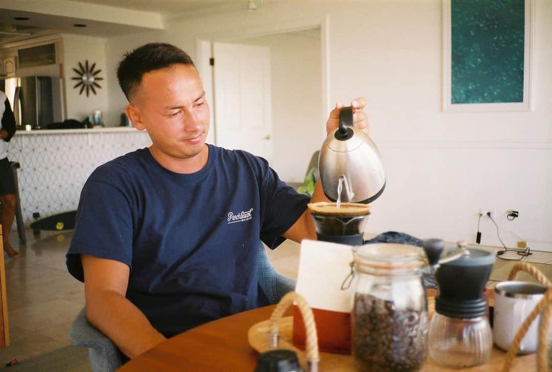 のインスタグラム：「最近はよーコーヒー飲んでます☕️ #顔パンパン」