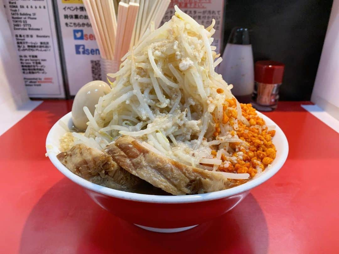 SUSURUさんのインスタグラム写真 - (SUSURUInstagram)「東京大学・駒場キャンパスの学食こと千里眼！ 二郎系ラーメンの元祖として人気のお店です🍥 濃厚な乳化スープに自家製の風味豊かな麺がしっかりと合わさった、インスパイア系のお手本のようなブレない一杯！ 刺激的な辛揚げもナイスアクセントです🔥 通販冷やし中華再開しないかな‥ #susuru_tv #1693日目 #千里眼  #駒場東大前 #東北沢 #東京 #ラーメン #ヤサイニンニクアブラ辛揚げ #味玉 #うまい  #ラーメン #らーめん #ramen #ラーメン部 #ramennoodles #毎日ラーメン生活 #麺スタグラム #japaneseramen #japanramen #foodstagram #foodie #noodles #instanoodle #instaramen #instafood #susururecommended #二郎系 #東京ラーメン」7月29日 13時51分 - susuru_tv