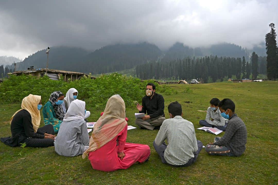 のインスタグラム：「AFP Photo 📷 @tauseefmustafa - In Kashmir, the hills are alive with the sound of schooling -⁣ ⁣ Sitting cross-legged and hunched over her textbooks in a lush meadow surrounded by mountains and pine trees, Tasleem Bashir can hardly contain her joy at being back at school.⁣ ⁣ The 14-year-old is among hundreds of students attending open-air classes in Doodhpathri, high above Srinagar in Indian-controlled Kashmir, as the coronavirus continues to cripple life in the country.⁣ ⁣ The relief is obvious for everyone involved in the classes in the clouds held at an altitude of 2,730 metres (9,000 feet).⁣ ⁣ Even before the coronavirus epidemic, schooling in restive Kashmir had been severely disrupted by a strict curfew imposed almost a year ago when New Delhi stripped the Muslim-majority region of its semi-autonomy.⁣ ⁣ With India now the third-most infected nation in the world -- with almost 1.5 million infections -- it is not yet clear when classes will restart.⁣ ⁣ Unable to afford smartphones, and with limited internet access in remote villages, many students were unable to attend online lessons. So parents turned to the education department, pleading for help.」