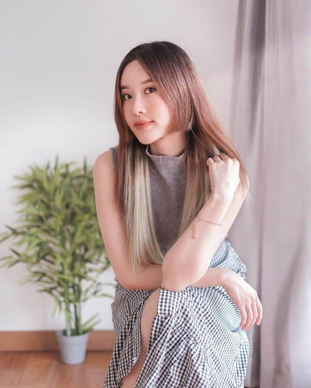 ジェシカ・ヤマダのインスタグラム：「New hair 🌿 Few days ago, my mom @fifiutama, sis @elleyamada and I had our hair cut at home by our long time hairstylist, who usually works at a salon located in a shopping mall, but now (since covid19) prefers to do this home service by appointment. 💇🏻‍♀️✨ . I usually cut my hair #MiraiSuenaga style, but after seeing @sora_pppp’s hair, I decided to go for her hairstyle now! I think it looks a bit weird but cool at the same time? 🤨😆 Also, see how cute @elleyamada’s short hair now! 💕」