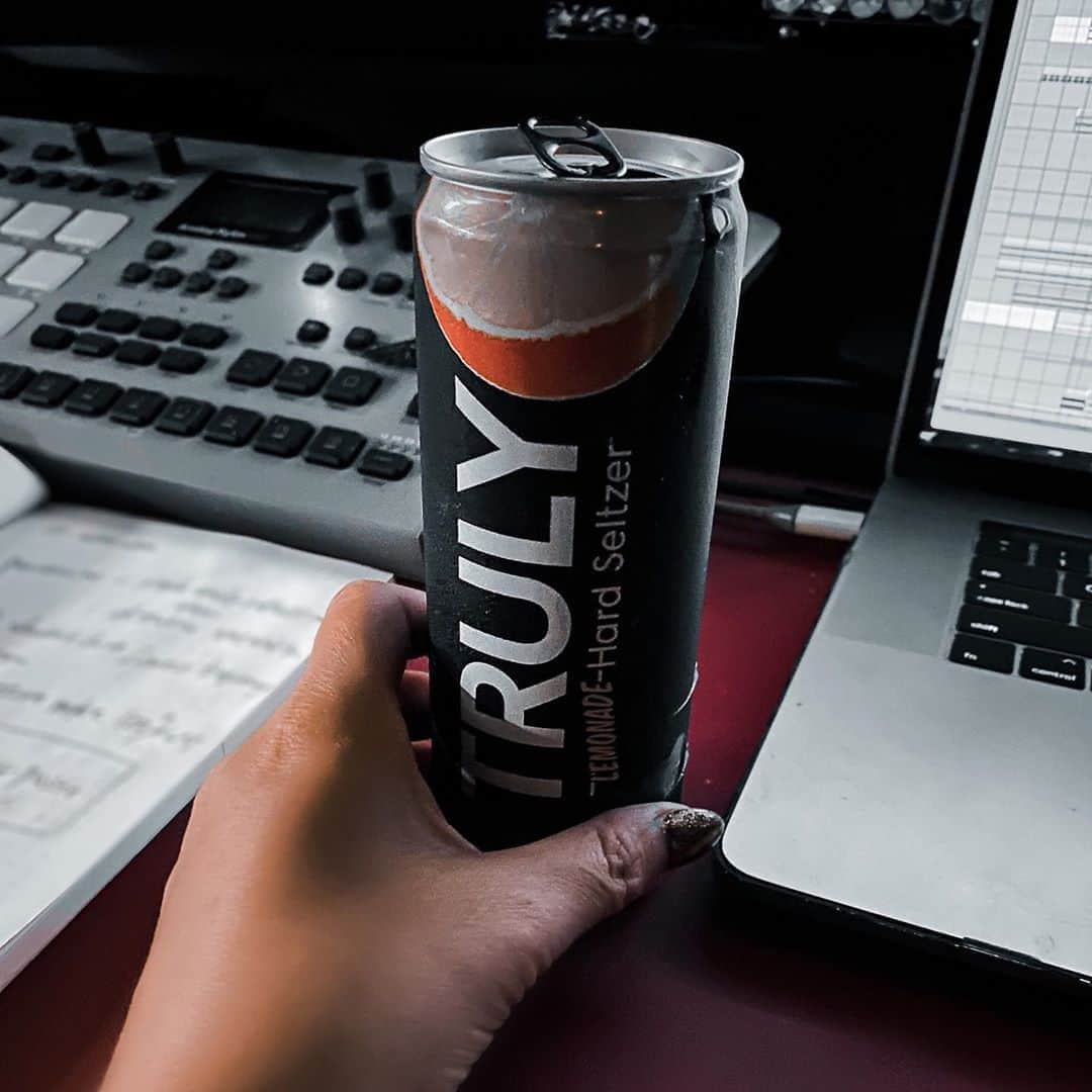 のインスタグラム：「I’m my own cheap date 😌 This thing you can drink without hungover and taste like lemonade not like claws which taste like water down cocktail 😆 me truly and music = perfect quaranteam 💯 #imnotworkingforthem #noinfluencer  . . . . . . #trulyblack #truly #wakeuphappy #nohangover #love #goodnight #lifestyle #photooftheday #instadaily #lemonade #mood #covidart #summer #losangeles #alonetogether #perfect #introvert #inmycave #cavewomen #musicproduction #techno #solitudeisbliss #独身貴族#プロデューサー#テクノ」