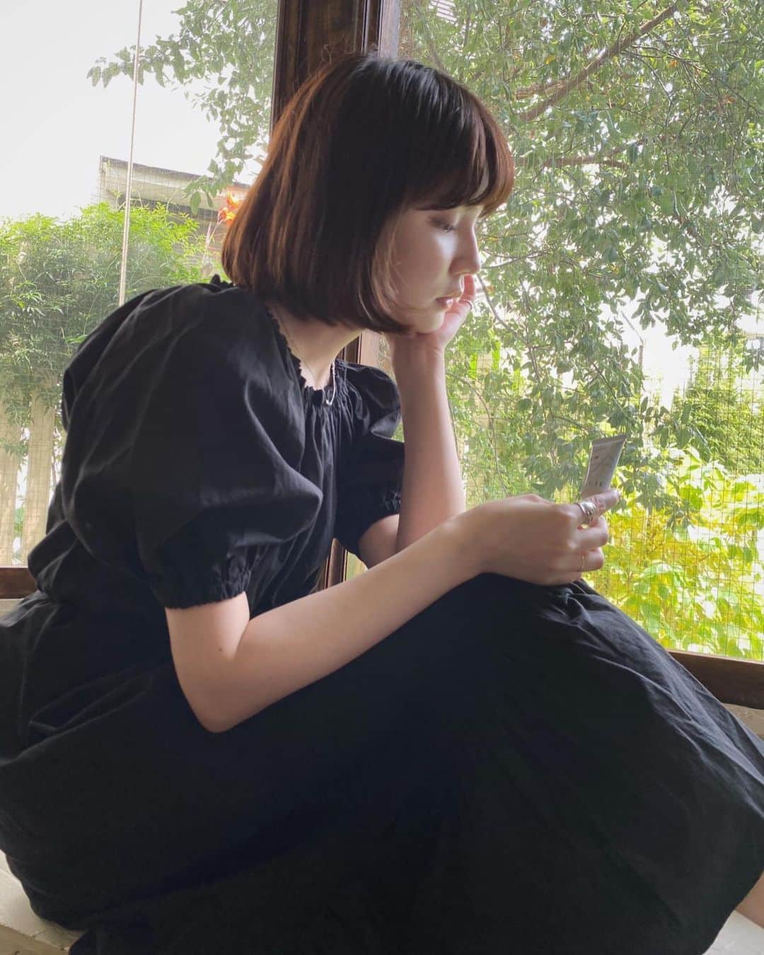 のインスタグラム：「志穂さんからバトンが回ってきました。ALLIEのニュアンスチェンジUVに紐づく気持ちとドレスアップを表現する企画。﻿ ﻿ わたしのテーマは、"BRIGHTE WHITE"透明感とツヤのある肌。白さと発光を引き立てるのは、黒。艶レディな仕上がりにしたかったので、女性らしいメリハリがあるidemのgather volume tassel dressとあわせました。﻿ ﻿ ﻿ 4種それぞれにイメージとテーマがあり、自分の気分にあわせて、手に取り楽しめる。ジャスミン＆ホワイトペシェの仄かな香りにも癒されます。持ち運びやすいサイズなので、ミニバックが多いわたしにはここも嬉しかったです。﻿ ﻿ ﻿ 次のバトンは　@setoayumi へ。お洒落な瀬戸ちゃんがさくらいろをテーマにどんな着こなしを見せてくれるのか楽しみです。🌷﻿ ﻿ ﻿ ﻿ #りんこーで #アリィー_PR #ALLIE #ドレスアップするUV  #日焼け止め #ハッピーシェアバトン」