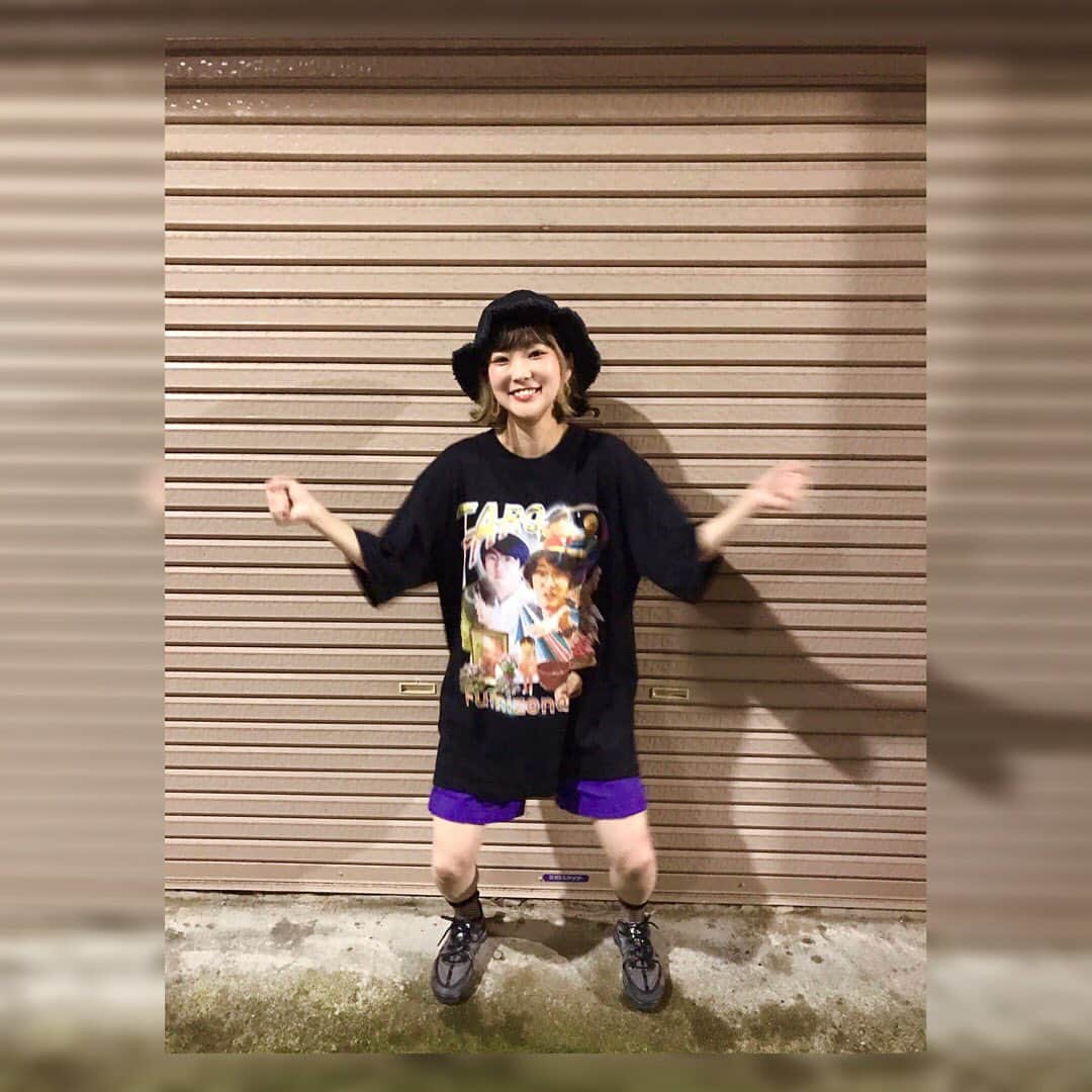 Yun chiさんのインスタグラム写真 - (Yun chiInstagram)「最近お気に入りで頻繁に着ている「文園太郎生誕Tシャツ」購入できるようになったよ🛍 . . これ着てると大体の人が10秒くらいTシャツを見ながら考え込んで質問してくるんだよね。笑 . . 購入は　@mikanshena 👈太郎ちゃんにコメントかメッセージをどうぞ！！ . . 小さい頃の？太郎ちゃんとか、奥さんのユリちゃんとかいて見応えあるプリントなんだけど、太郎ちゃんを知ってる人にも知らない人にもオススメだよ。普通になんかかわいい。 . . 折角いっぱい写真撮ってもらたからUP🤳(だんだんカッコつけられなくなってくる様子をお楽しみ下さい。) . . Photo by @youkiyano 150㌢ XL着用です。」7月29日 14時32分 - _yun_chi_