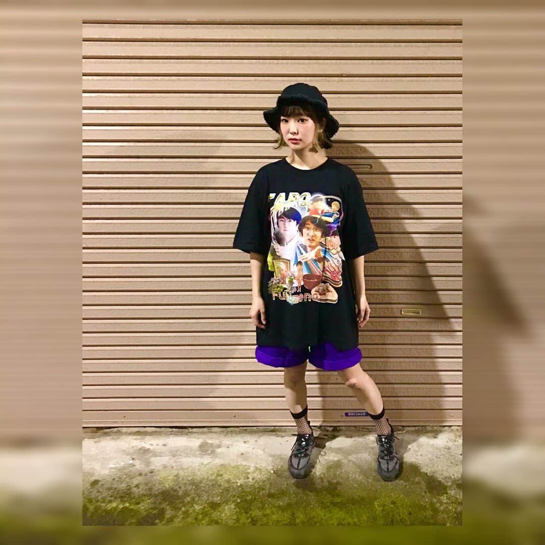 Yun chiさんのインスタグラム写真 - (Yun chiInstagram)「最近お気に入りで頻繁に着ている「文園太郎生誕Tシャツ」購入できるようになったよ🛍 . . これ着てると大体の人が10秒くらいTシャツを見ながら考え込んで質問してくるんだよね。笑 . . 購入は　@mikanshena 👈太郎ちゃんにコメントかメッセージをどうぞ！！ . . 小さい頃の？太郎ちゃんとか、奥さんのユリちゃんとかいて見応えあるプリントなんだけど、太郎ちゃんを知ってる人にも知らない人にもオススメだよ。普通になんかかわいい。 . . 折角いっぱい写真撮ってもらたからUP🤳(だんだんカッコつけられなくなってくる様子をお楽しみ下さい。) . . Photo by @youkiyano 150㌢ XL着用です。」7月29日 14時32分 - _yun_chi_