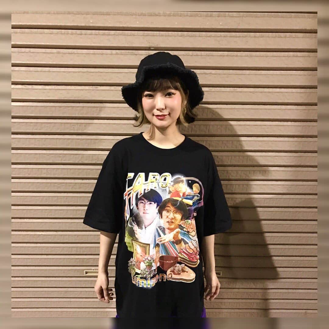 Yun chiさんのインスタグラム写真 - (Yun chiInstagram)「最近お気に入りで頻繁に着ている「文園太郎生誕Tシャツ」購入できるようになったよ🛍 . . これ着てると大体の人が10秒くらいTシャツを見ながら考え込んで質問してくるんだよね。笑 . . 購入は　@mikanshena 👈太郎ちゃんにコメントかメッセージをどうぞ！！ . . 小さい頃の？太郎ちゃんとか、奥さんのユリちゃんとかいて見応えあるプリントなんだけど、太郎ちゃんを知ってる人にも知らない人にもオススメだよ。普通になんかかわいい。 . . 折角いっぱい写真撮ってもらたからUP🤳(だんだんカッコつけられなくなってくる様子をお楽しみ下さい。) . . Photo by @youkiyano 150㌢ XL着用です。」7月29日 14時32分 - _yun_chi_
