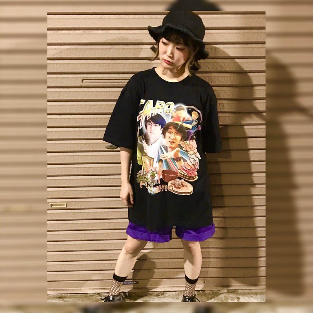 Yun chiのインスタグラム：「最近お気に入りで頻繁に着ている「文園太郎生誕Tシャツ」購入できるようになったよ🛍 . . これ着てると大体の人が10秒くらいTシャツを見ながら考え込んで質問してくるんだよね。笑 . . 購入は　@mikanshena 👈太郎ちゃんにコメントかメッセージをどうぞ！！ . . 小さい頃の？太郎ちゃんとか、奥さんのユリちゃんとかいて見応えあるプリントなんだけど、太郎ちゃんを知ってる人にも知らない人にもオススメだよ。普通になんかかわいい。 . . 折角いっぱい写真撮ってもらたからUP🤳(だんだんカッコつけられなくなってくる様子をお楽しみ下さい。) . . Photo by @youkiyano 150㌢ XL着用です。」