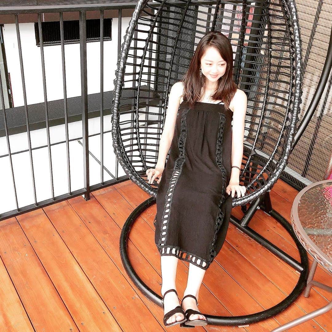 瑛蓮のインスタグラム：「ゆらゆら椅子に座るときちょっと緊張してピーンとなってしまうけど、揺れ方を習得すると椅子と一体化できて心地よいです。  #瑛蓮 #緊張感」